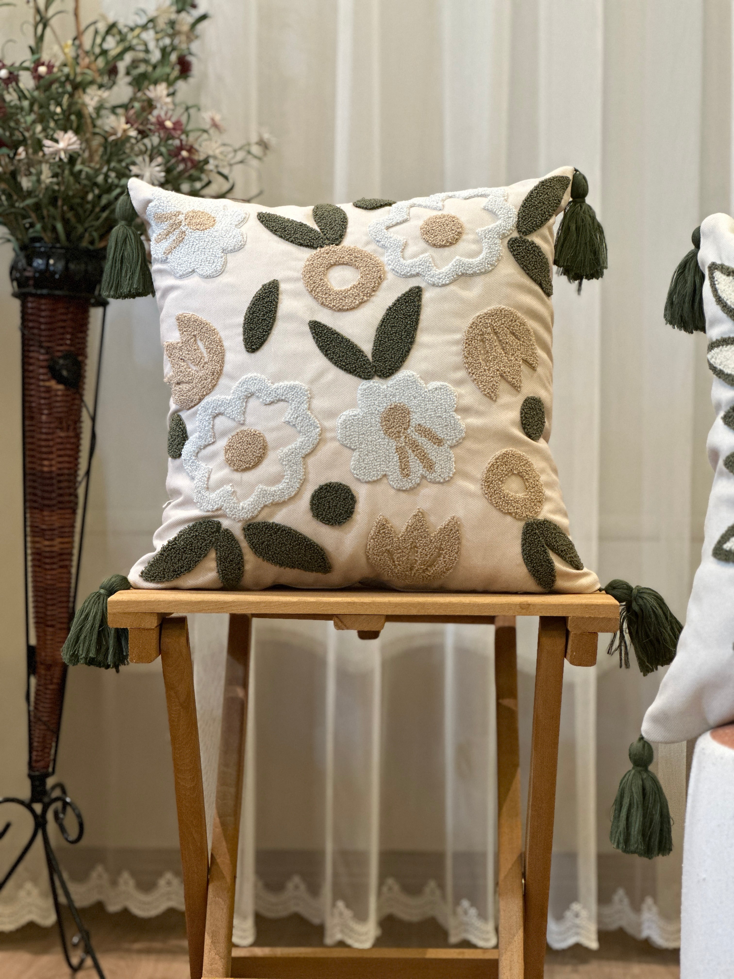 Bohem Tarzı Beyaz Zemin Üzerine Örgü/Düğüm Nakışlı Dekoratif Yastık