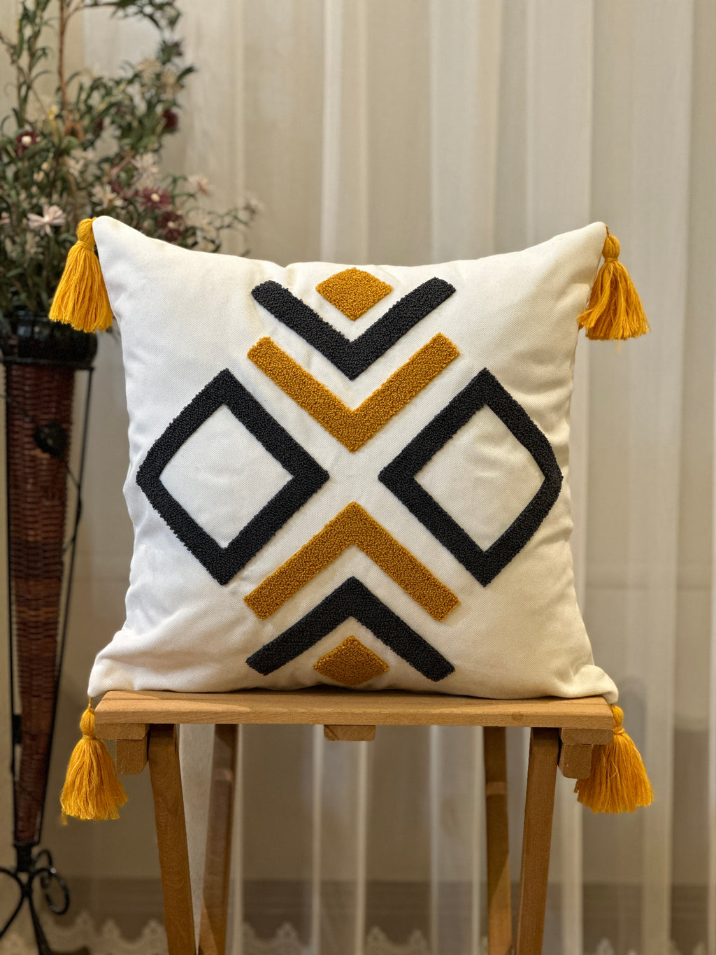 Bohem Tarzı Beyaz Zemin Üzerine Örgü/Düğüm Nakışlı Dekoratif Yastık