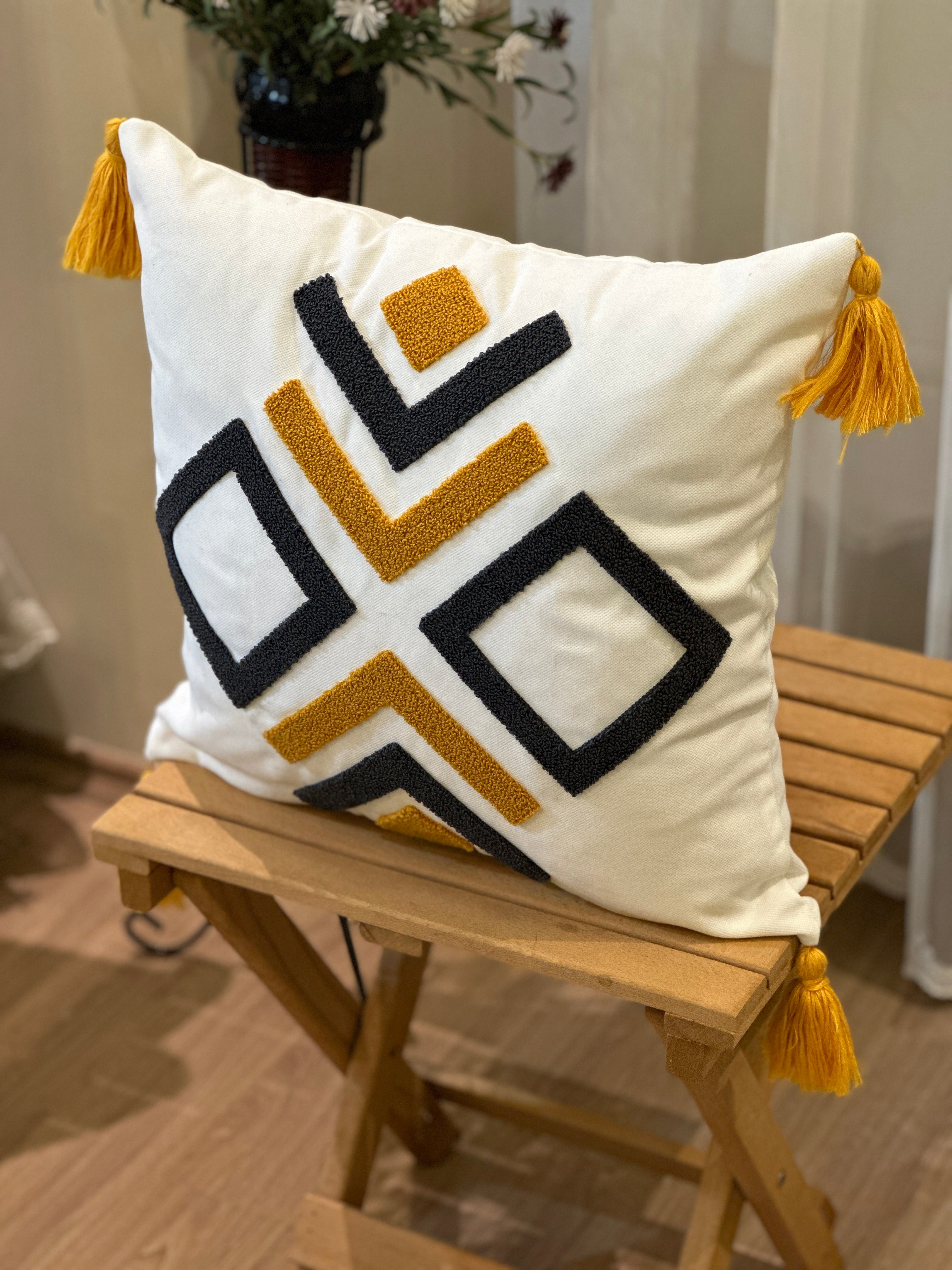 Bohem Tarzı Beyaz Zemin Üzerine Örgü/Düğüm Nakışlı Dekoratif Yastık