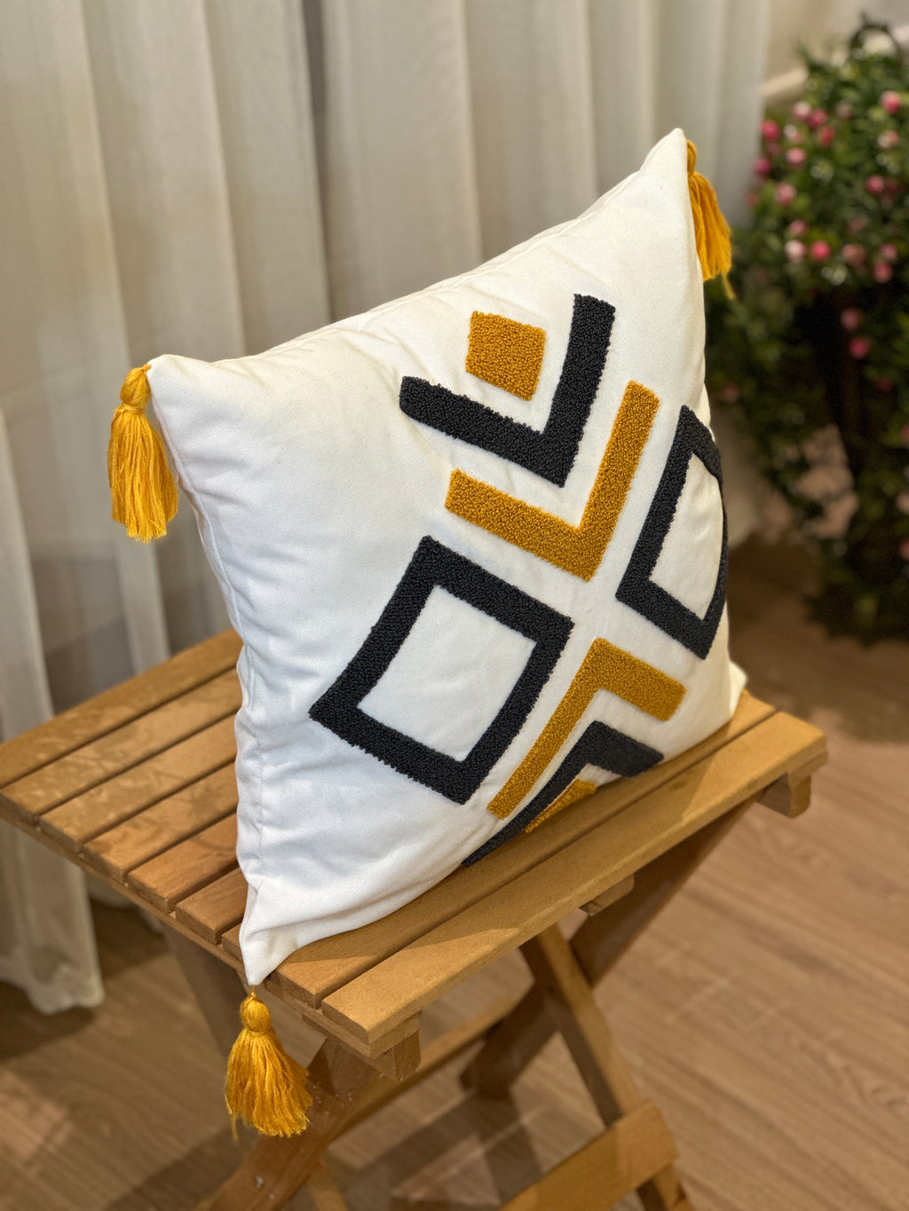 Bohem Tarzı Beyaz Zemin Üzerine Örgü/Düğüm Nakışlı Dekoratif Yastık