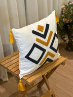 Bohem Tarzı Beyaz Zemin Üzerine Örgü/Düğüm Nakışlı Dekoratif Yastık