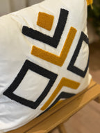 Bohem Tarzı Beyaz Zemin Üzerine Örgü/Düğüm Nakışlı Dekoratif Yastık