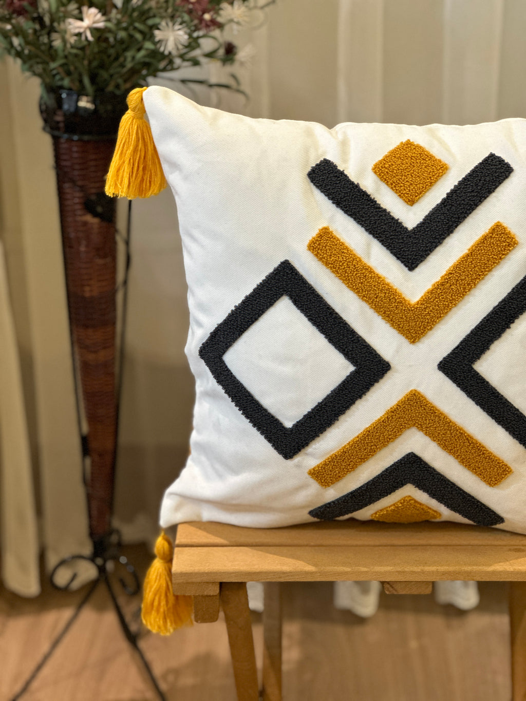 Bohem Tarzı Beyaz Zemin Üzerine Örgü/Düğüm Nakışlı Dekoratif Yastık