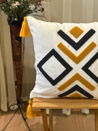 Bohem Tarzı Beyaz Zemin Üzerine Örgü/Düğüm Nakışlı Dekoratif Yastık