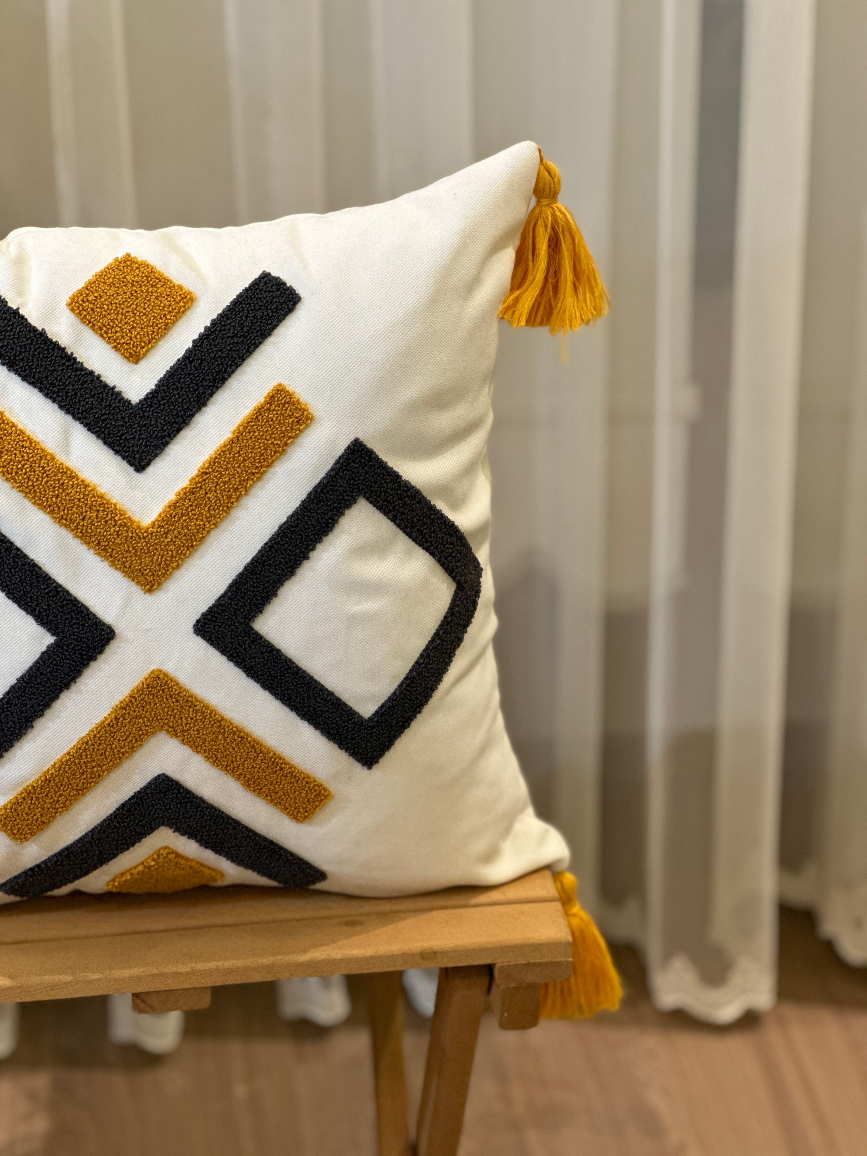 Bohem Tarzı Beyaz Zemin Üzerine Örgü/Düğüm Nakışlı Dekoratif Yastık