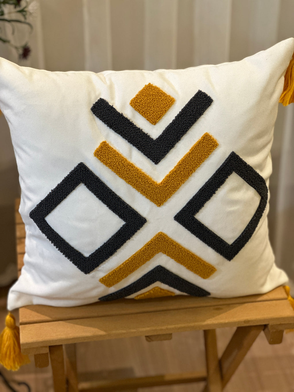 Bohem Tarzı Beyaz Zemin Üzerine Örgü/Düğüm Nakışlı Dekoratif Yastık