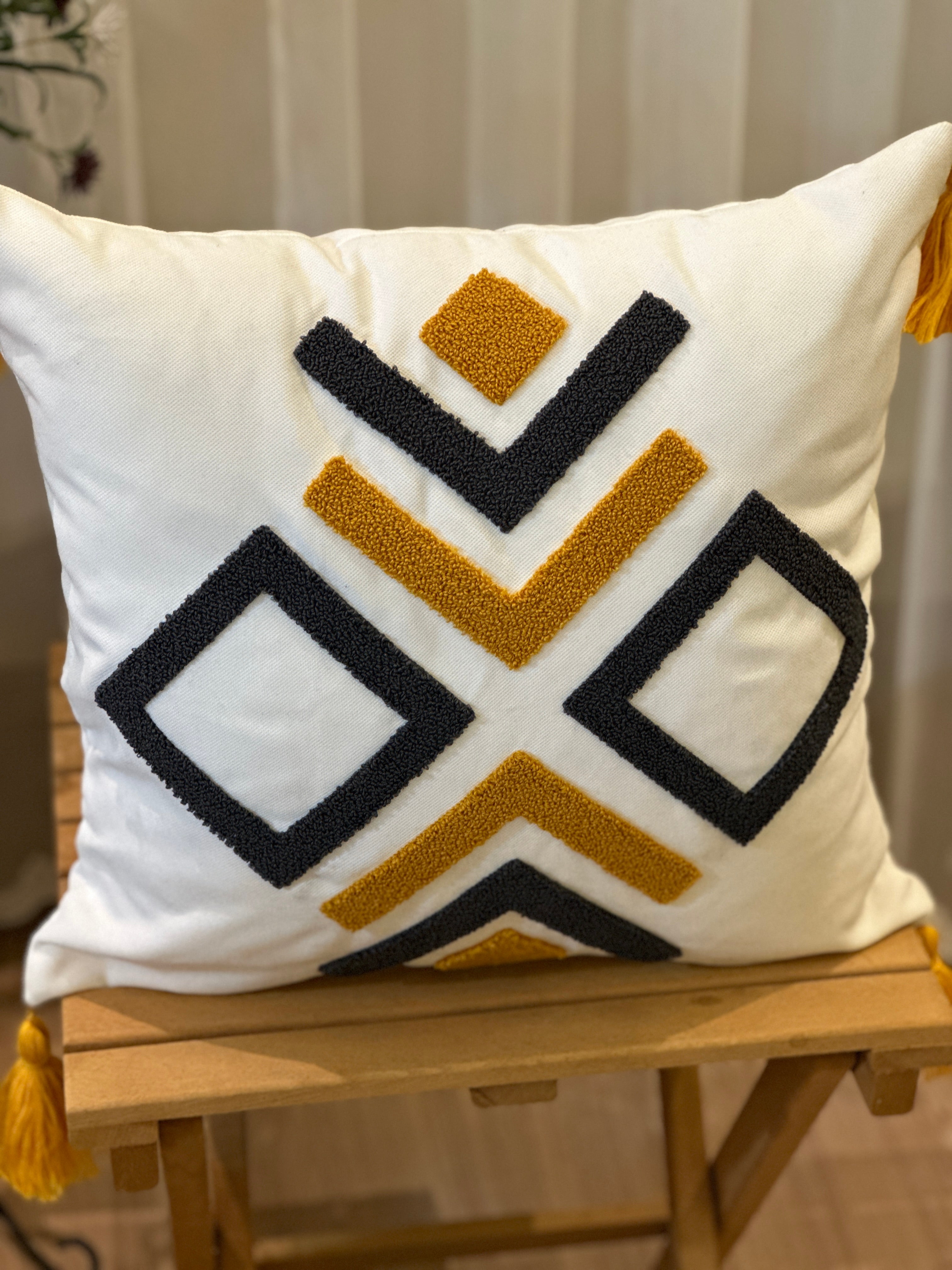 Bohem Tarzı Beyaz Zemin Üzerine Örgü/Düğüm Nakışlı Dekoratif Yastık