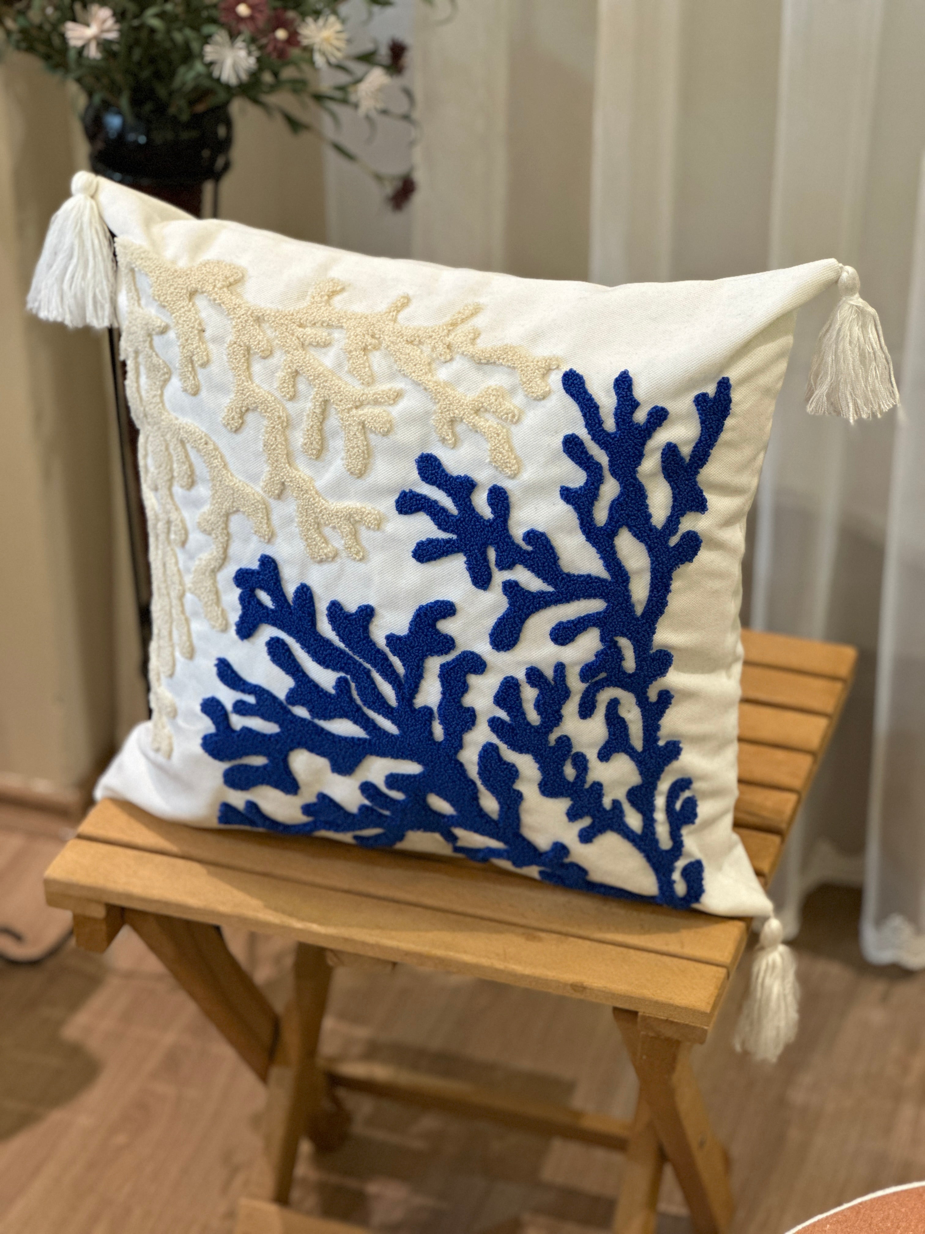 Bohem Tarzı Beyaz Zemin Üzerine Örgü/Düğüm Nakışlı Dekoratif Yastık