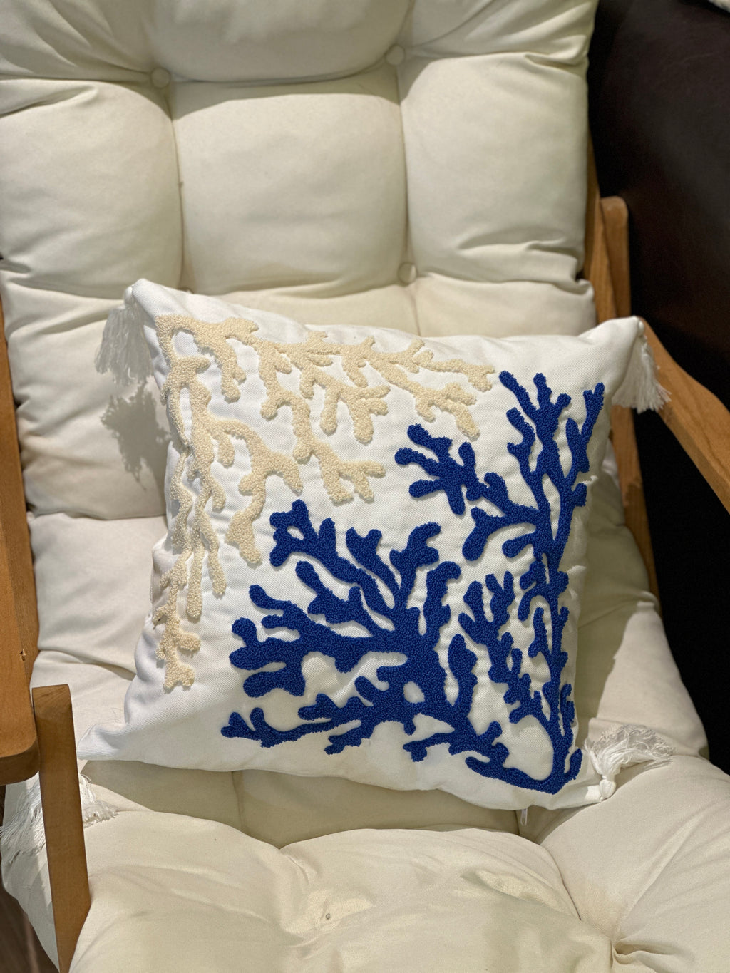 Bohem Tarzı Beyaz Zemin Üzerine Örgü/Düğüm Nakışlı Dekoratif Yastık