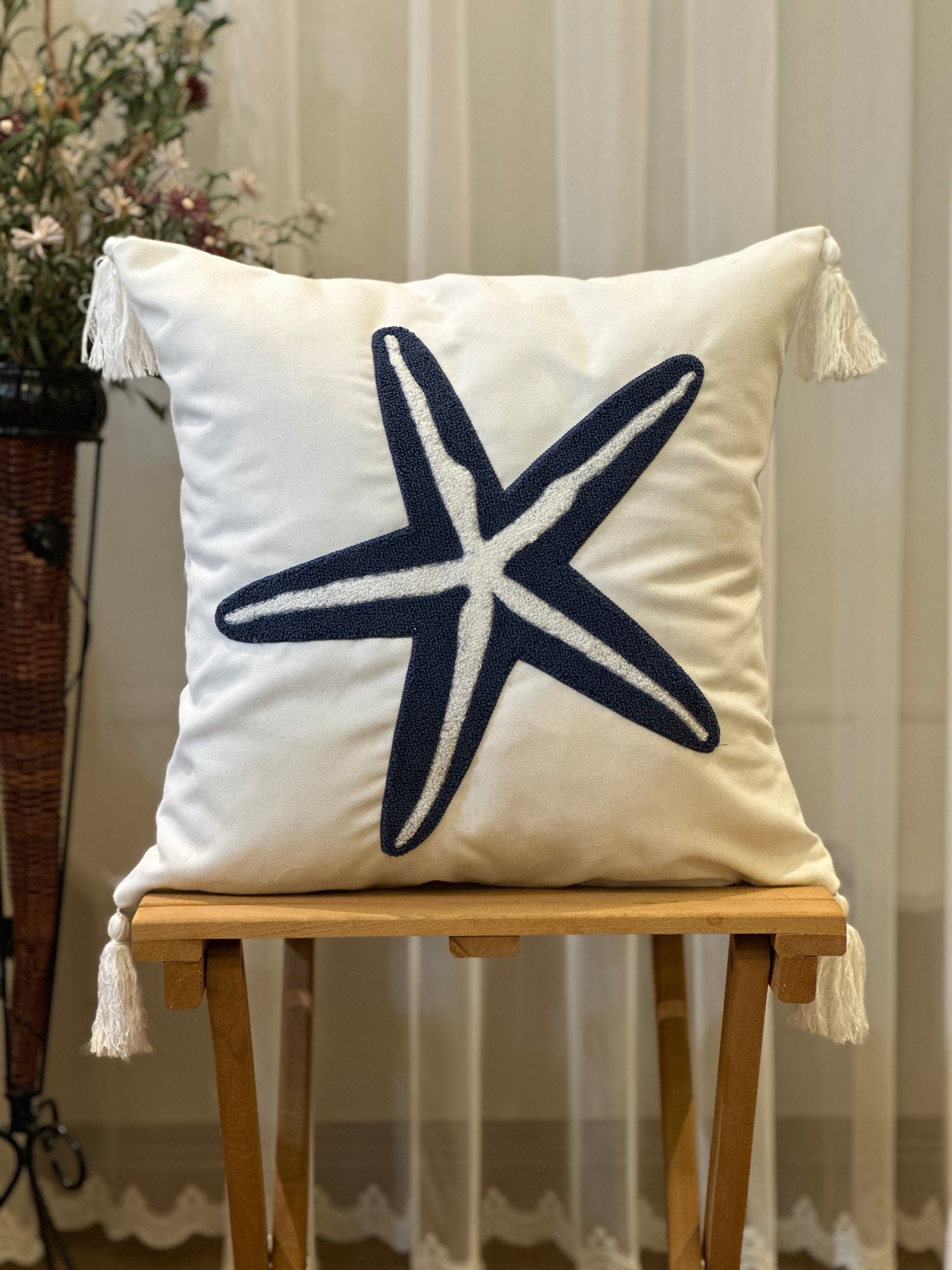 Bohem Tarzı Beyaz Zemin Üzerine Örgü/Düğüm Nakışlı Dekoratif Yastık