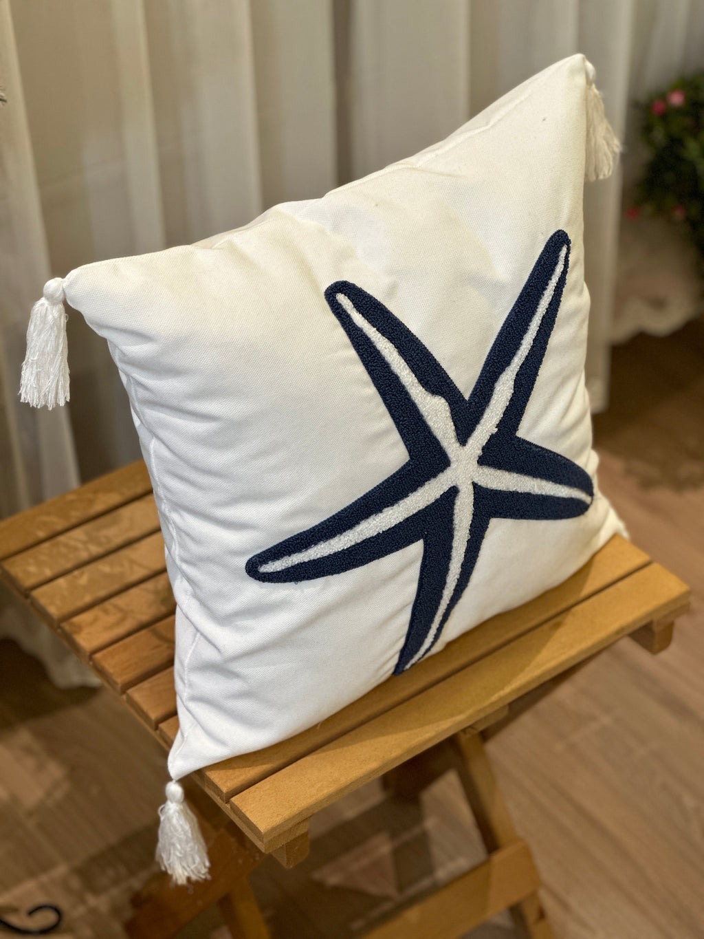 Bohem Tarzı Beyaz Zemin Üzerine Örgü/Düğüm Nakışlı Dekoratif Yastık