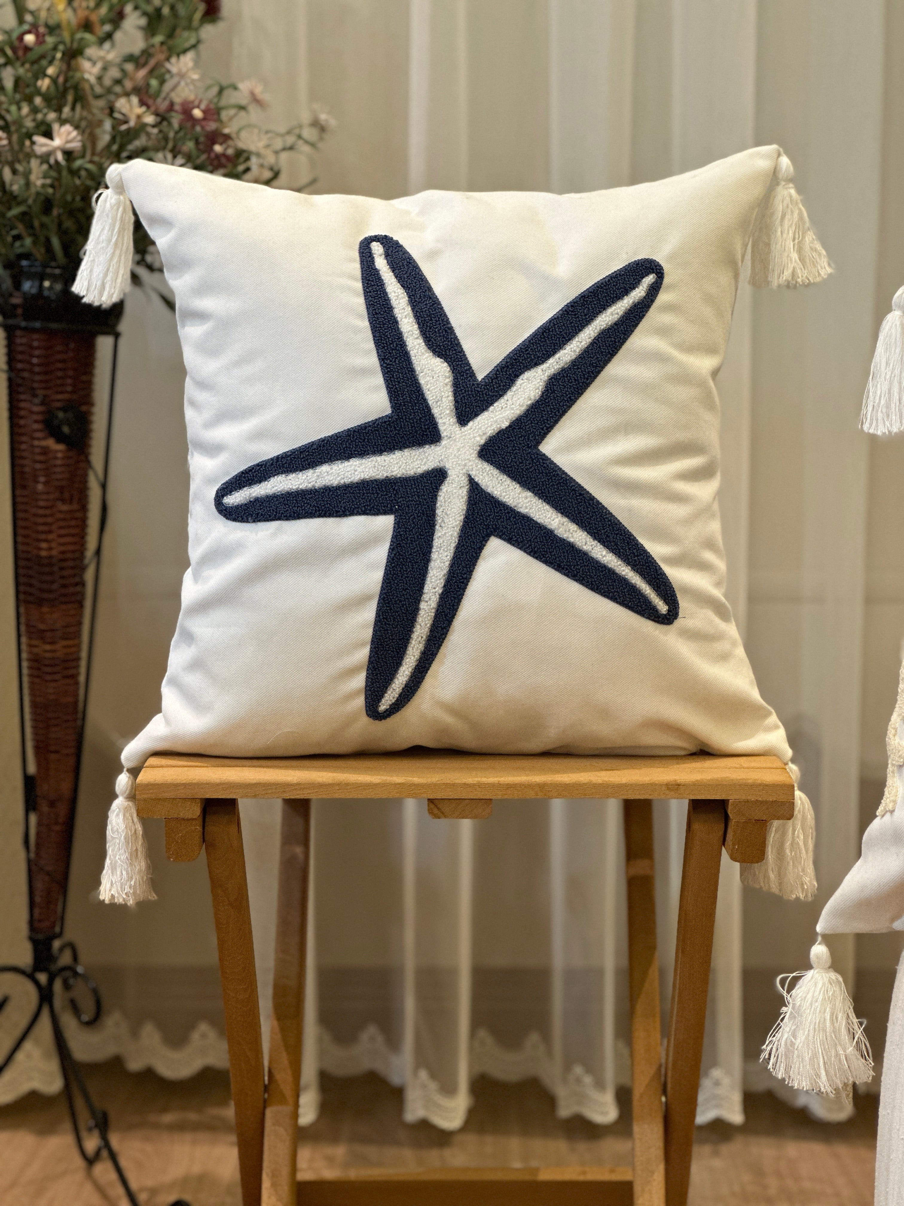 Bohem Tarzı Beyaz Zemin Üzerine Örgü/Düğüm Nakışlı Dekoratif Yastık