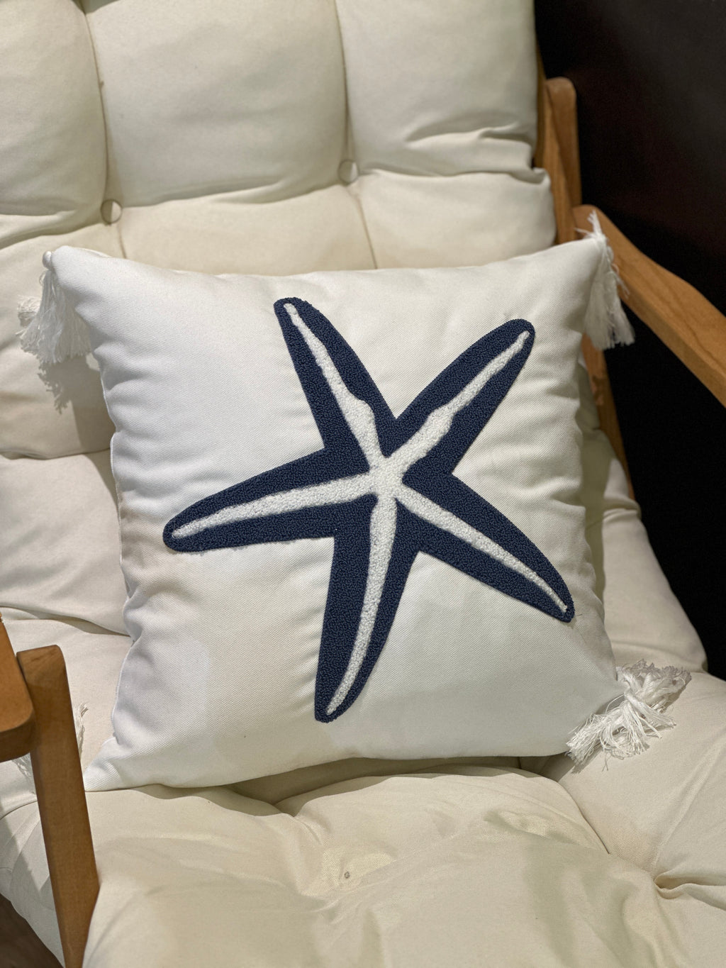 Bohem Tarzı Beyaz Zemin Üzerine Örgü/Düğüm Nakışlı Dekoratif Yastık