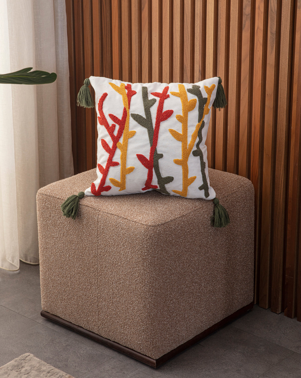 Bohem Tarzı Beyaz Zemin Üzerine Örgü/Düğüm Nakışlı Dekoratif Yastık