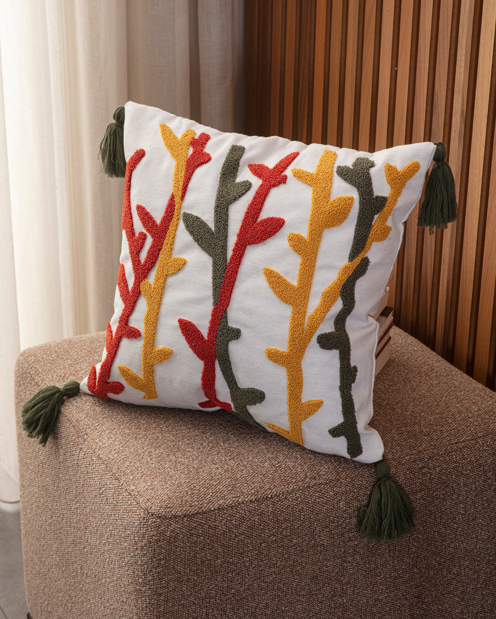 Bohem Tarzı Beyaz Zemin Üzerine Örgü/Düğüm Nakışlı Dekoratif Yastık