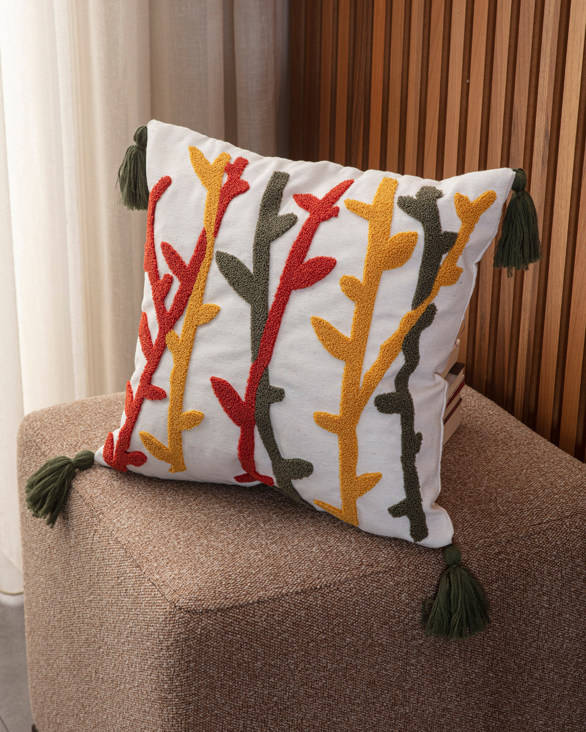 Bohem Tarzı Beyaz Zemin Üzerine Örgü/Düğüm Nakışlı Dekoratif Yastık