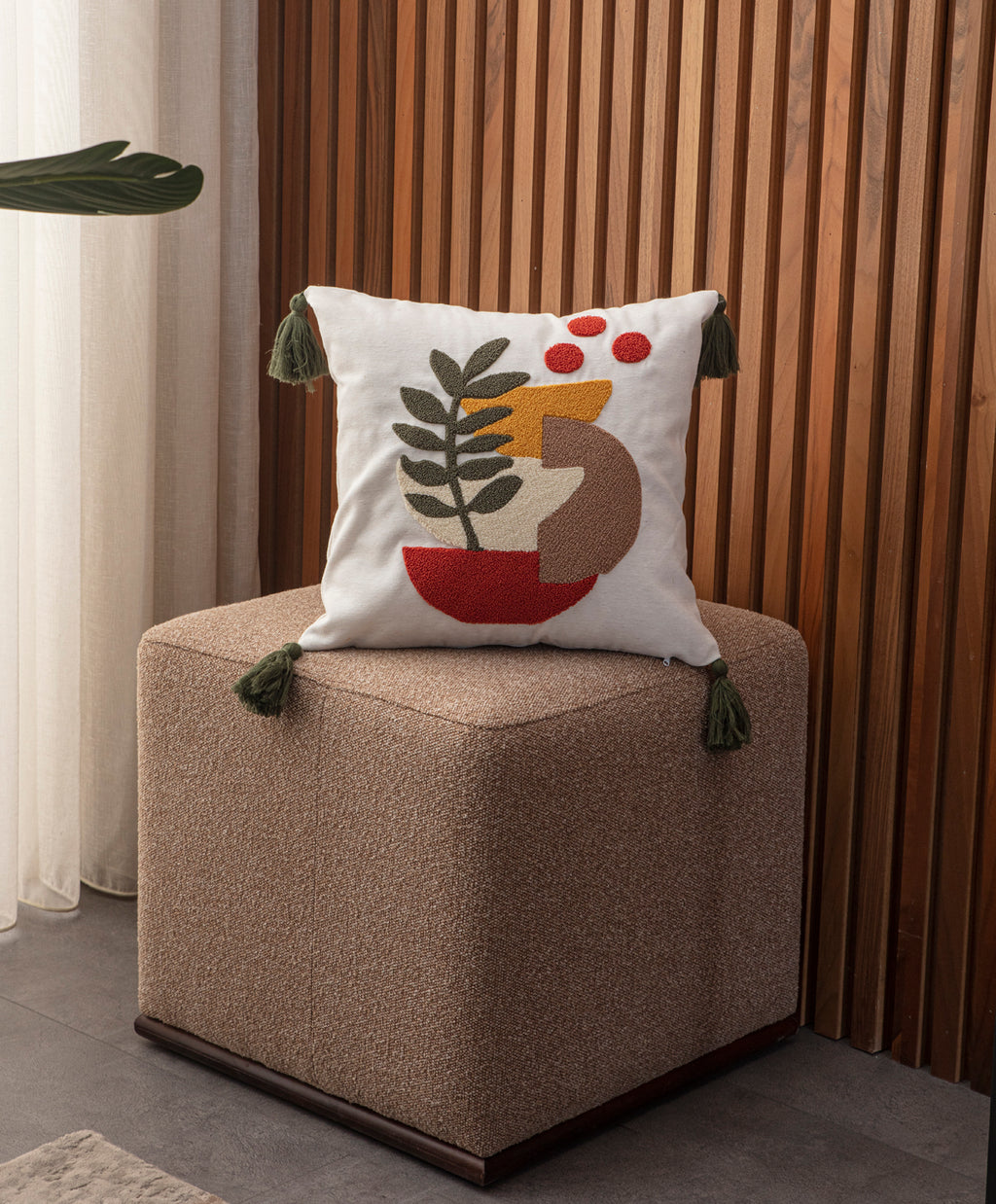 Bohem Tarzı Beyaz Zemin Üzerine Örgü/Düğüm Nakışlı Dekoratif Yastık