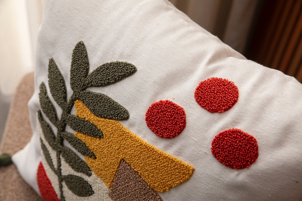 Bohem Tarzı Beyaz Zemin Üzerine Örgü/Düğüm Nakışlı Dekoratif Yastık