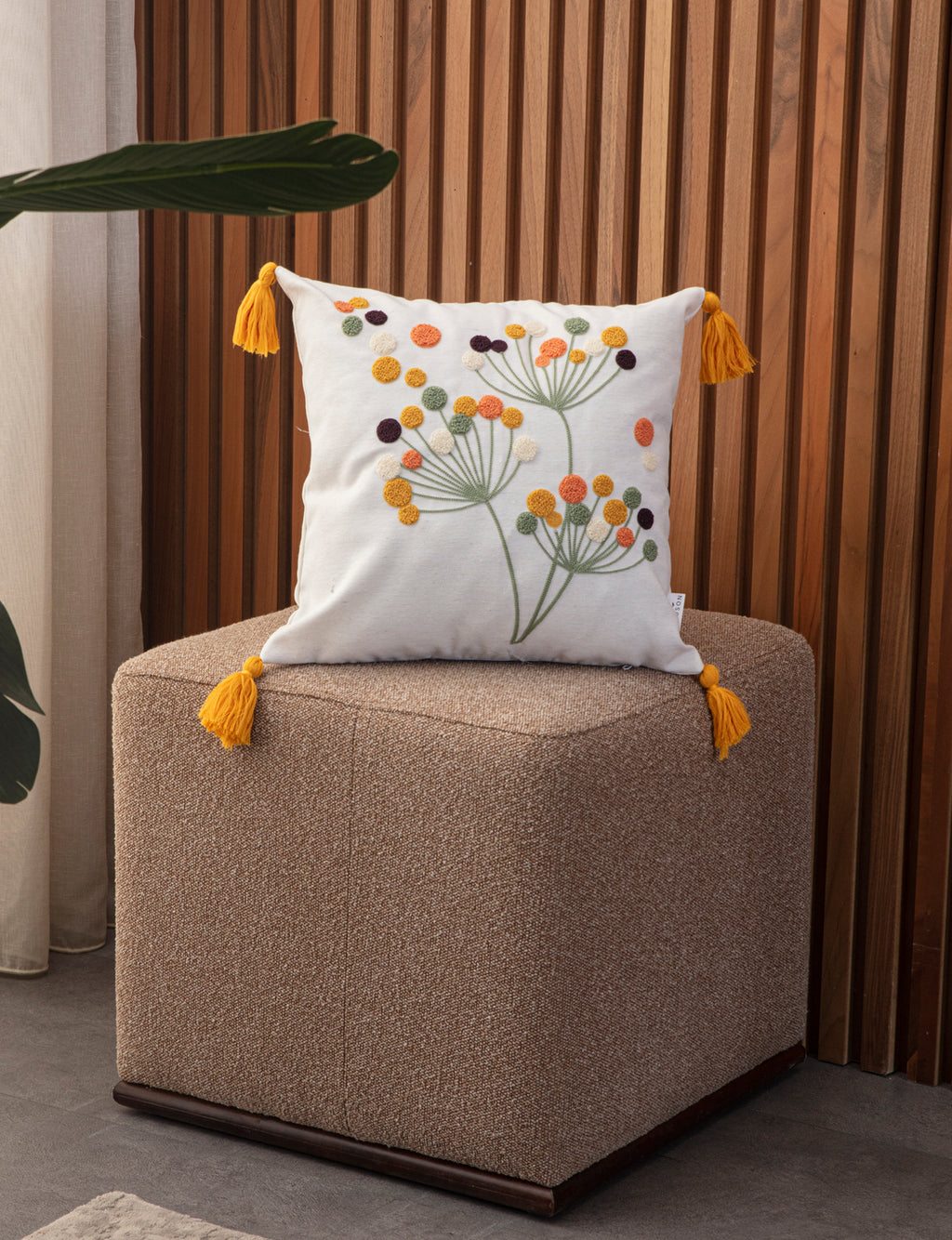 Bohem Tarzı Beyaz Zemin Üzerine Örgü/Düğüm Nakışlı Dekoratif Yastık