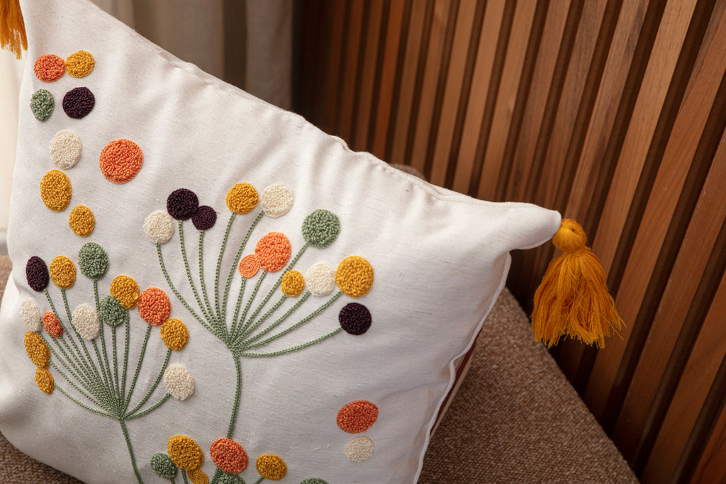 Bohem Tarzı Beyaz Zemin Üzerine Örgü/Düğüm Nakışlı Dekoratif Yastık