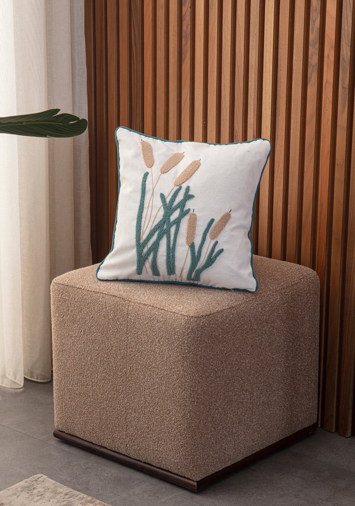 Bohem Tarzı Beyaz Zemin Üzerine Örgü/Düğüm Nakışlı Dekoratif Yastık