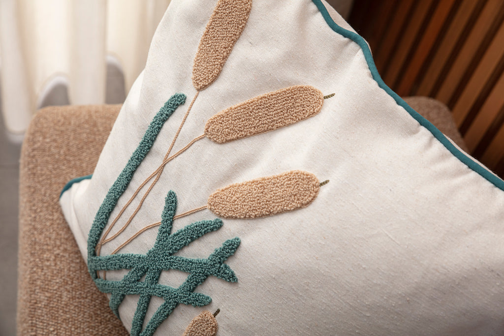 Bohem Tarzı Beyaz Zemin Üzerine Örgü/Düğüm Nakışlı Dekoratif Yastık