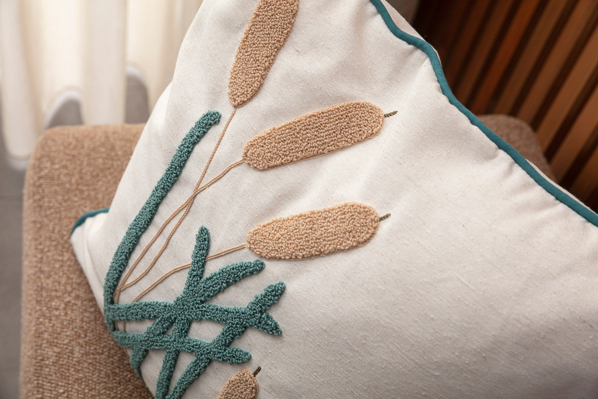 Bohem Tarzı Beyaz Zemin Üzerine Örgü/Düğüm Nakışlı Dekoratif Yastık