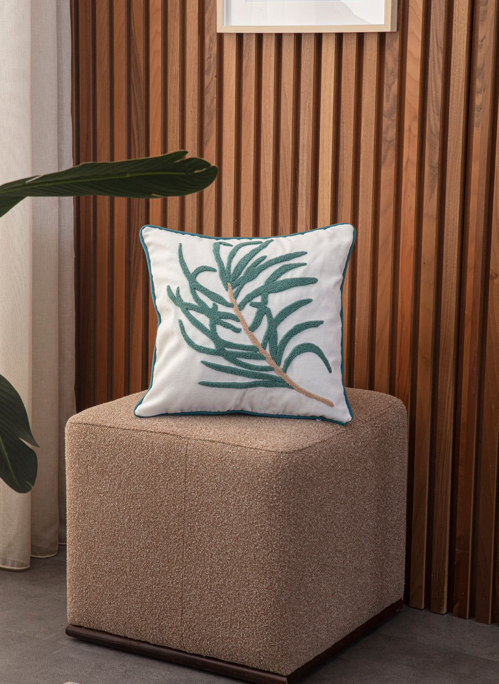 Bohem Tarzı Beyaz Zemin Üzerine Örgü/Düğüm Nakışlı Dekoratif Yastık