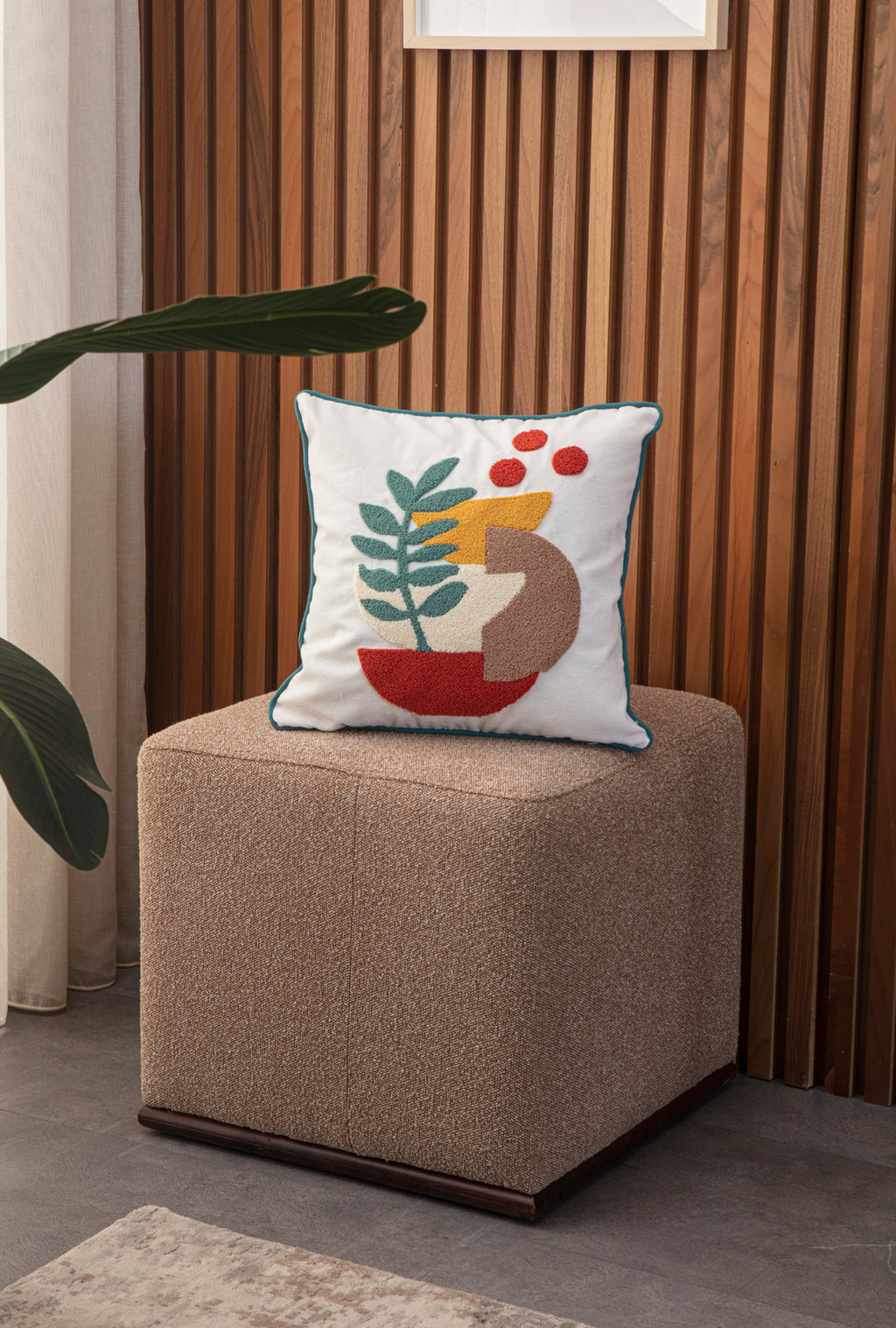 Bohem Tarzı Beyaz Zemin Üzerine Örgü/Düğüm Nakışlı Dekoratif Yastık