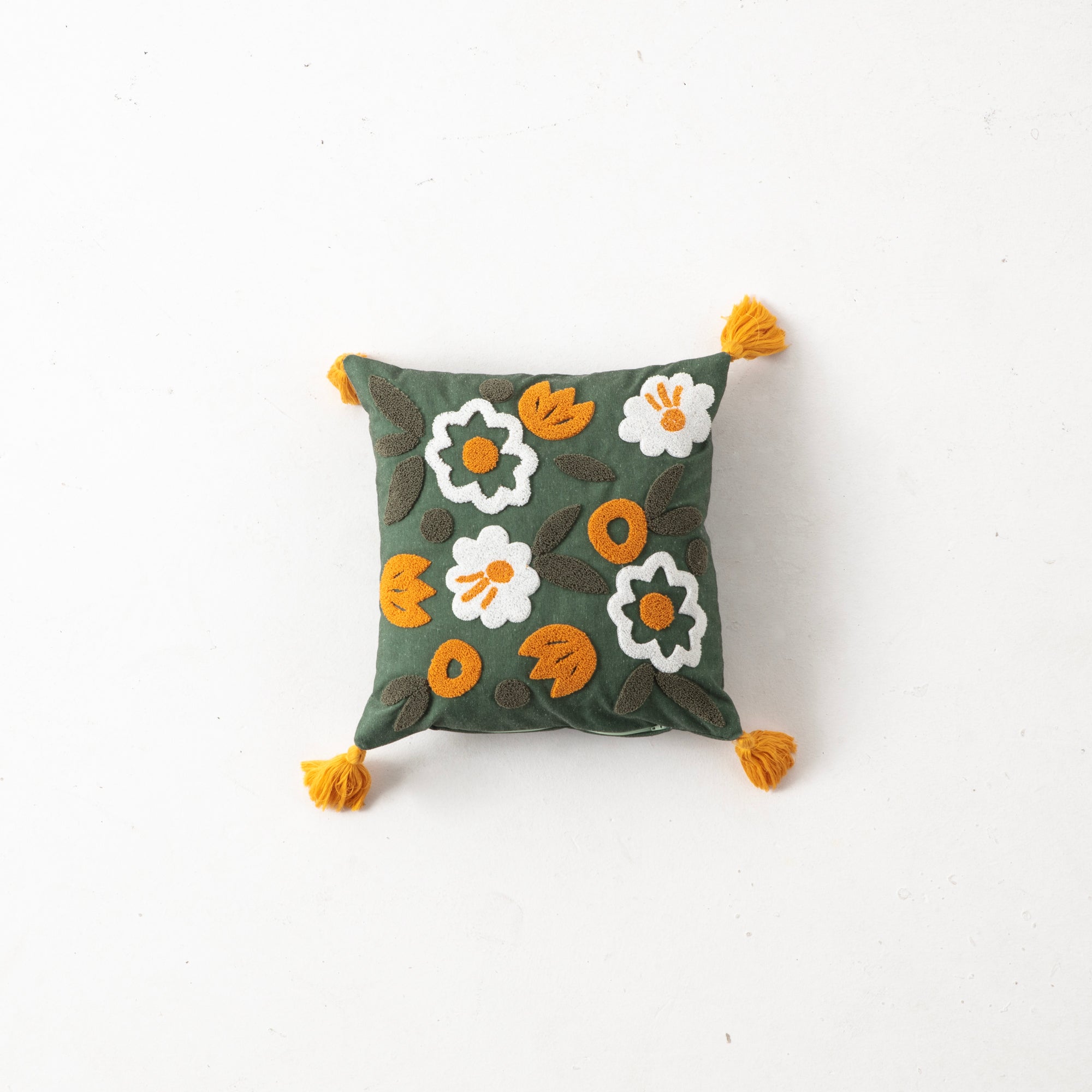 Bohem Tarzı Beyaz Zemin Üzerine Örgü/Düğüm Nakışlı Dekoratif Yastık