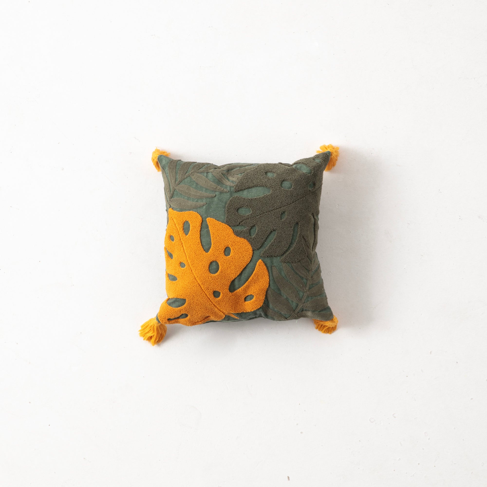 Bohem Tarzı Beyaz Zemin Üzerine Örgü/Düğüm Nakışlı Dekoratif Yastık