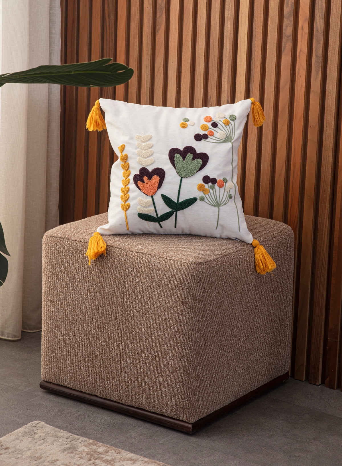 Bohem Tarzı Beyaz Zemin Üzerine Örgü/Düğüm Nakışlı Dekoratif Yastık