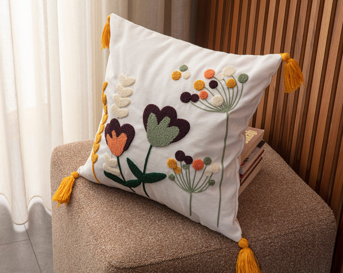 Bohem Tarzı Beyaz Zemin Üzerine Örgü/Düğüm Nakışlı Dekoratif Yastık