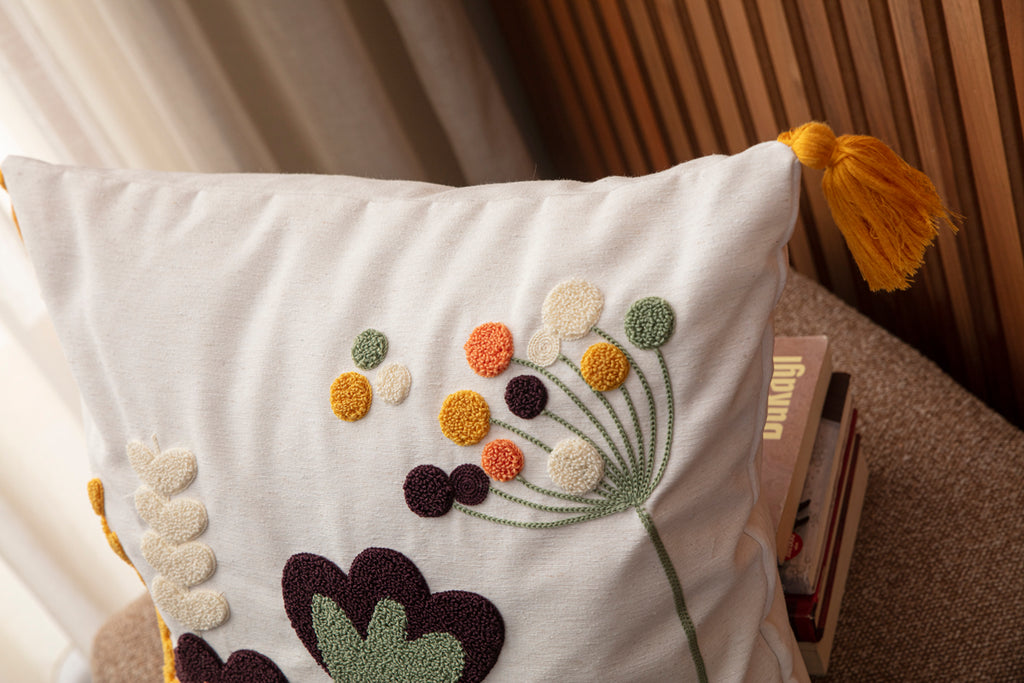 Bohem Tarzı Beyaz Zemin Üzerine Örgü/Düğüm Nakışlı Dekoratif Yastık