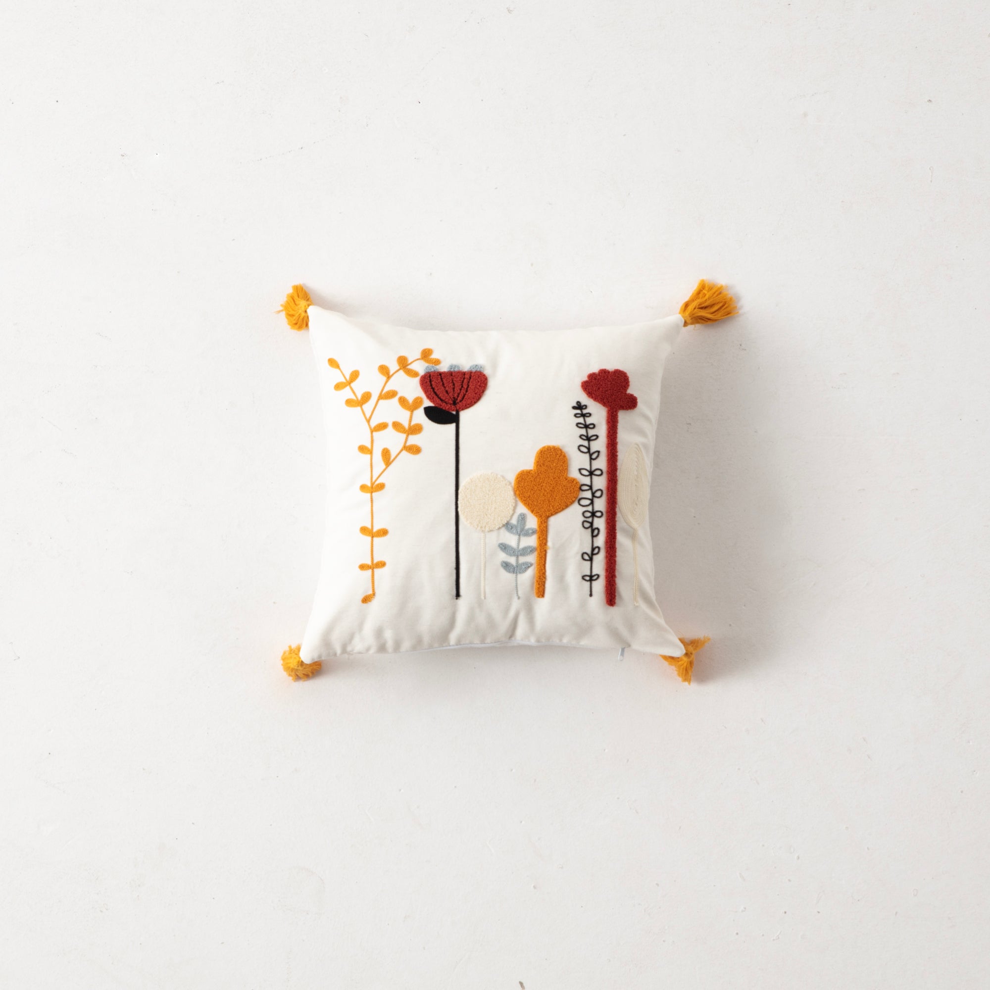 Bohem Tarzı Beyaz Zemin Üzerine Örgü/Düğüm Nakışlı Dekoratif Yastık