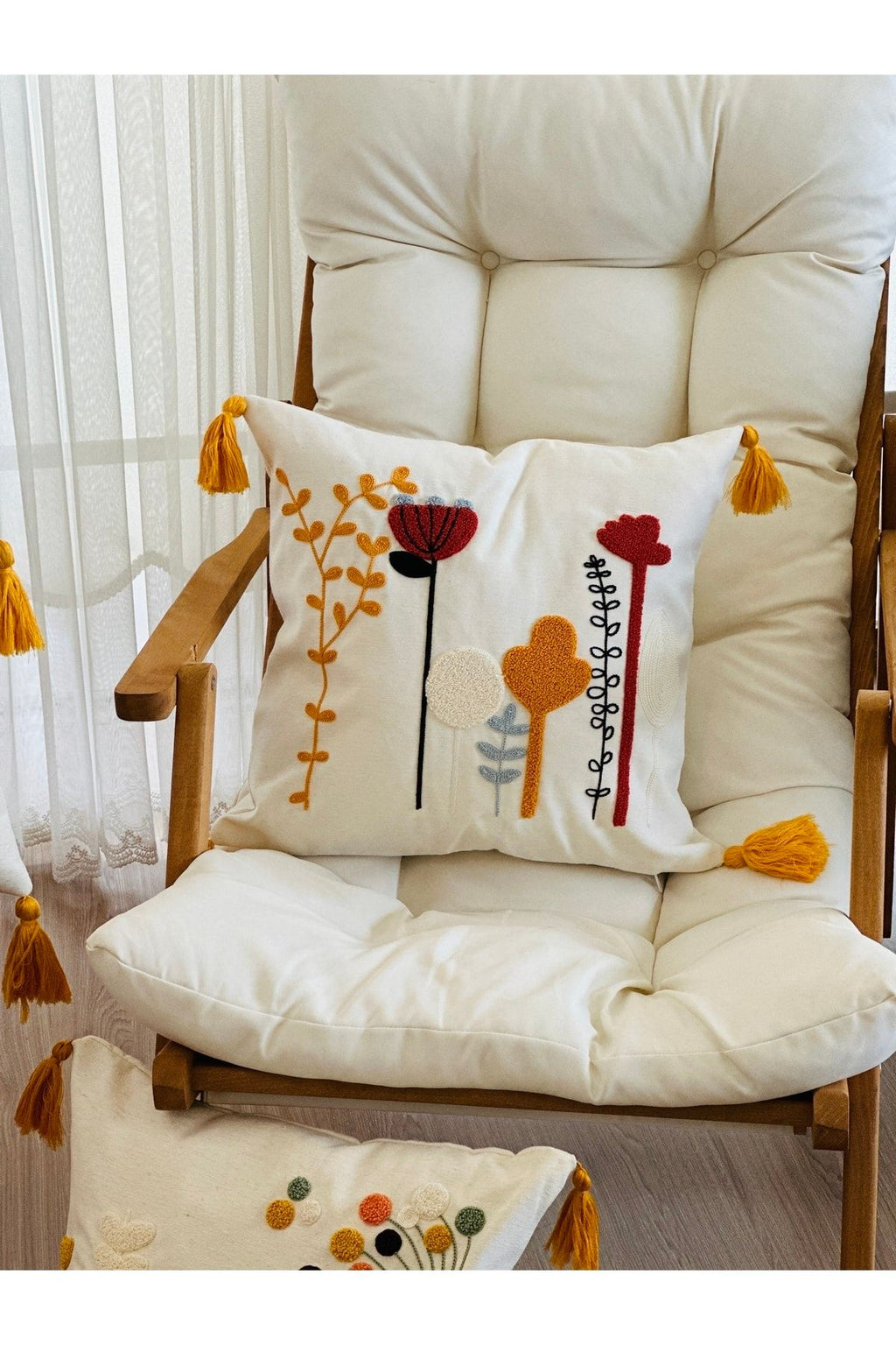 Bohem Tarzı Beyaz Zemin Üzerine Örgü/Düğüm Nakışlı Dekoratif Yastık