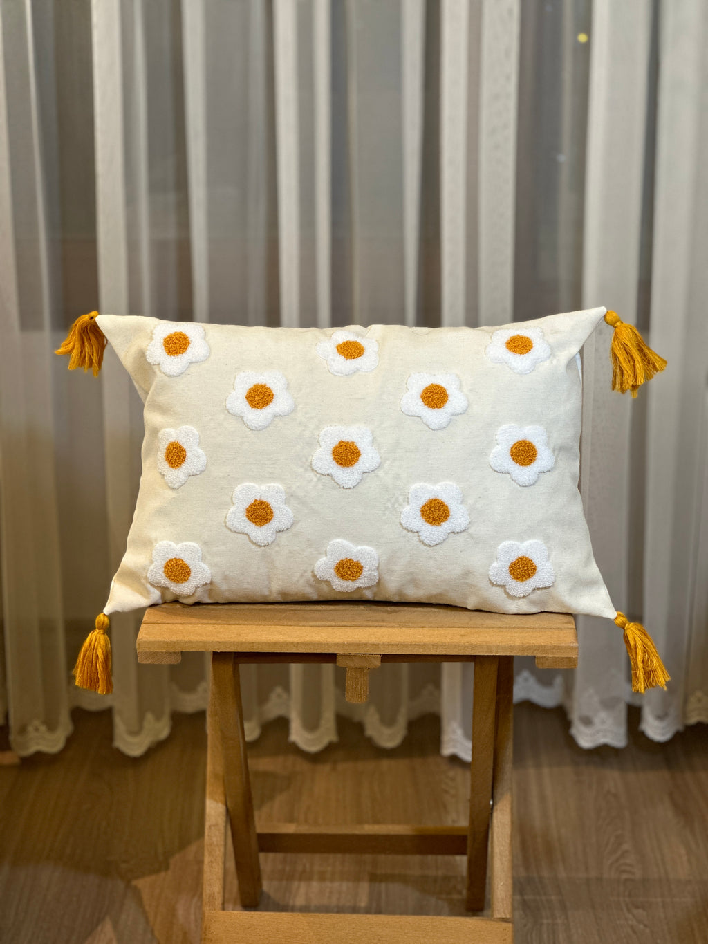 Bohem Tarzı Beyaz Zemin Üzerine Örgü/Düğüm Nakışlı Dekoratif Yastık