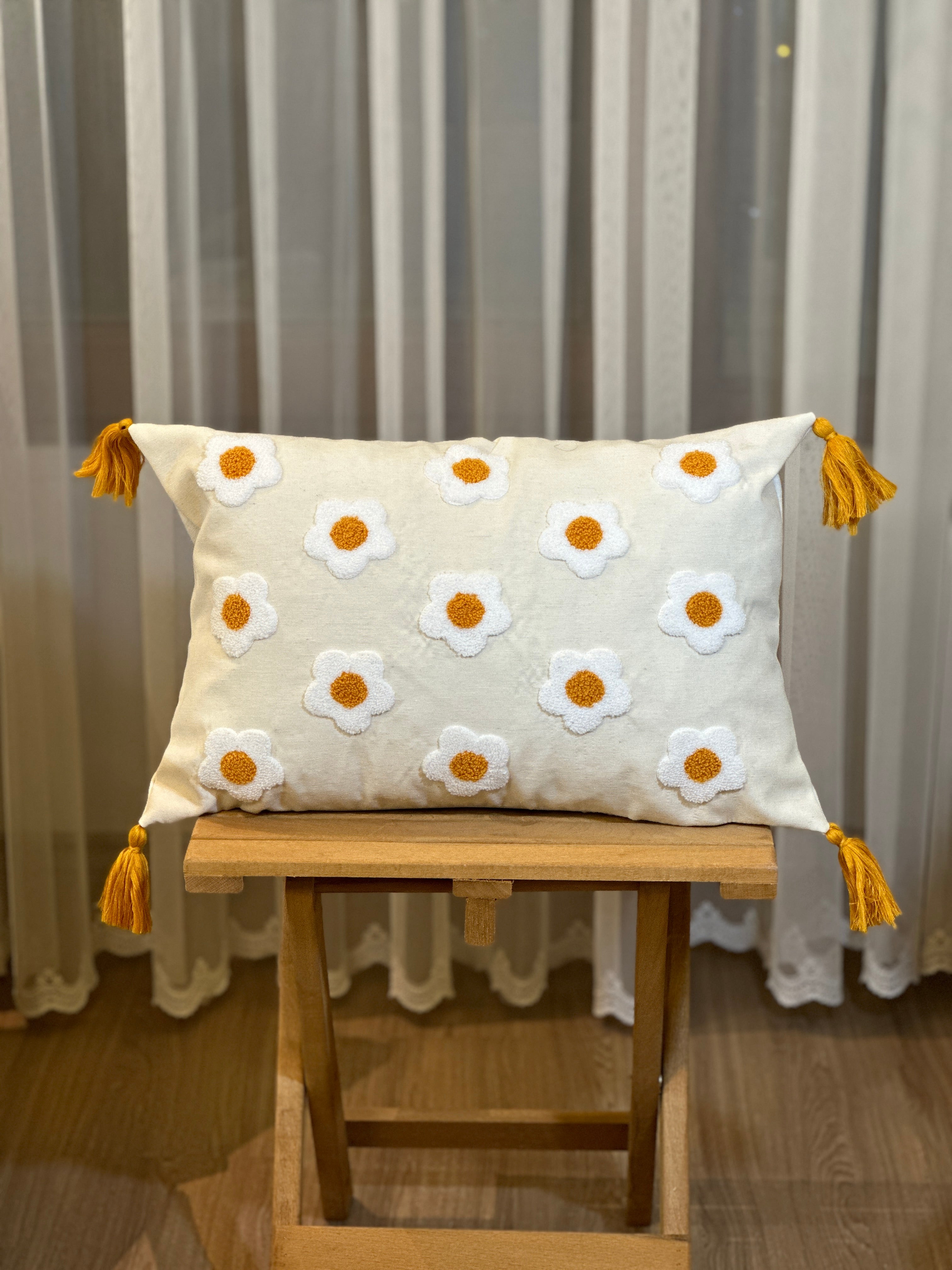 Bohem Tarzı Beyaz Zemin Üzerine Örgü/Düğüm Nakışlı Dekoratif Yastık