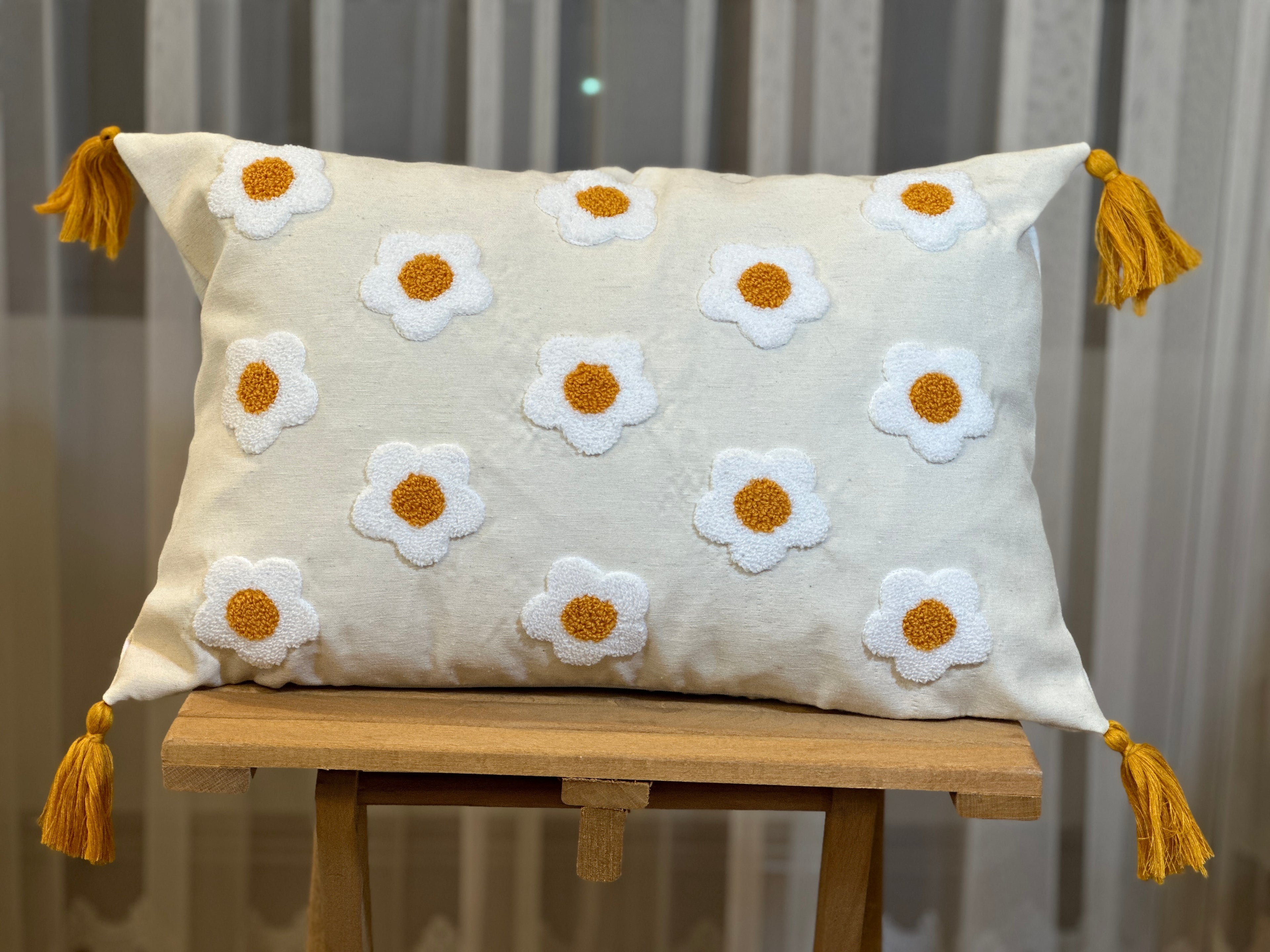 Bohem Tarzı Beyaz Zemin Üzerine Örgü/Düğüm Nakışlı Dekoratif Yastık