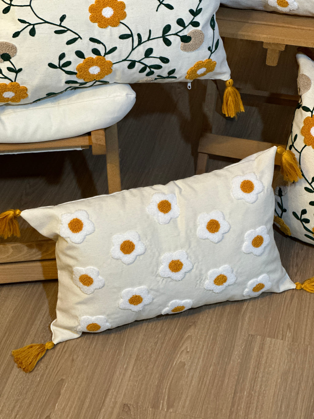 Bohem Tarzı Beyaz Zemin Üzerine Örgü/Düğüm Nakışlı Dekoratif Yastık