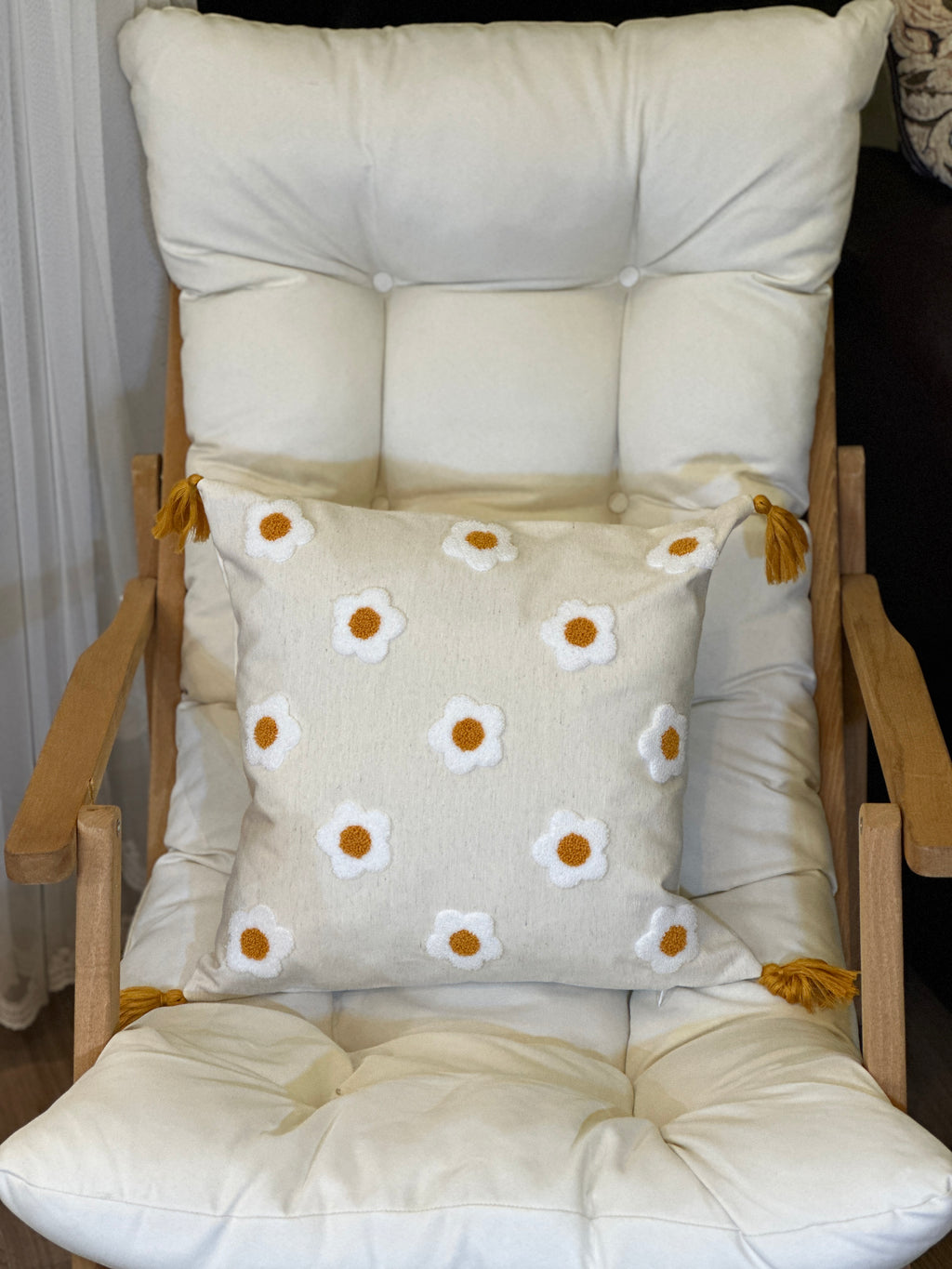 Bohem Tarzı Beyaz Zemin Üzerine Örgü/Düğüm Nakışlı Dekoratif Yastık