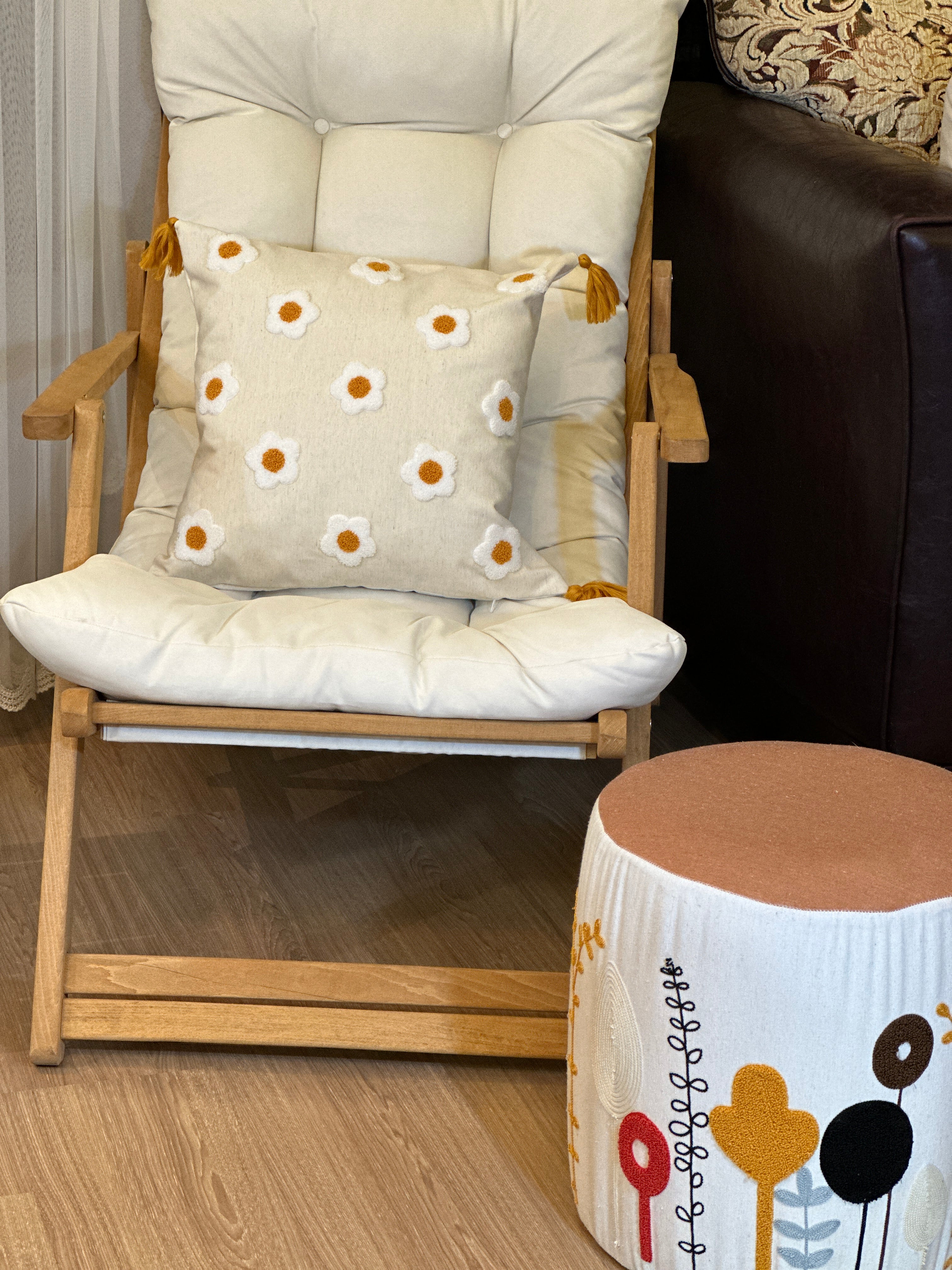 Bohem Tarzı Beyaz Zemin Üzerine Örgü/Düğüm Nakışlı Dekoratif Yastık