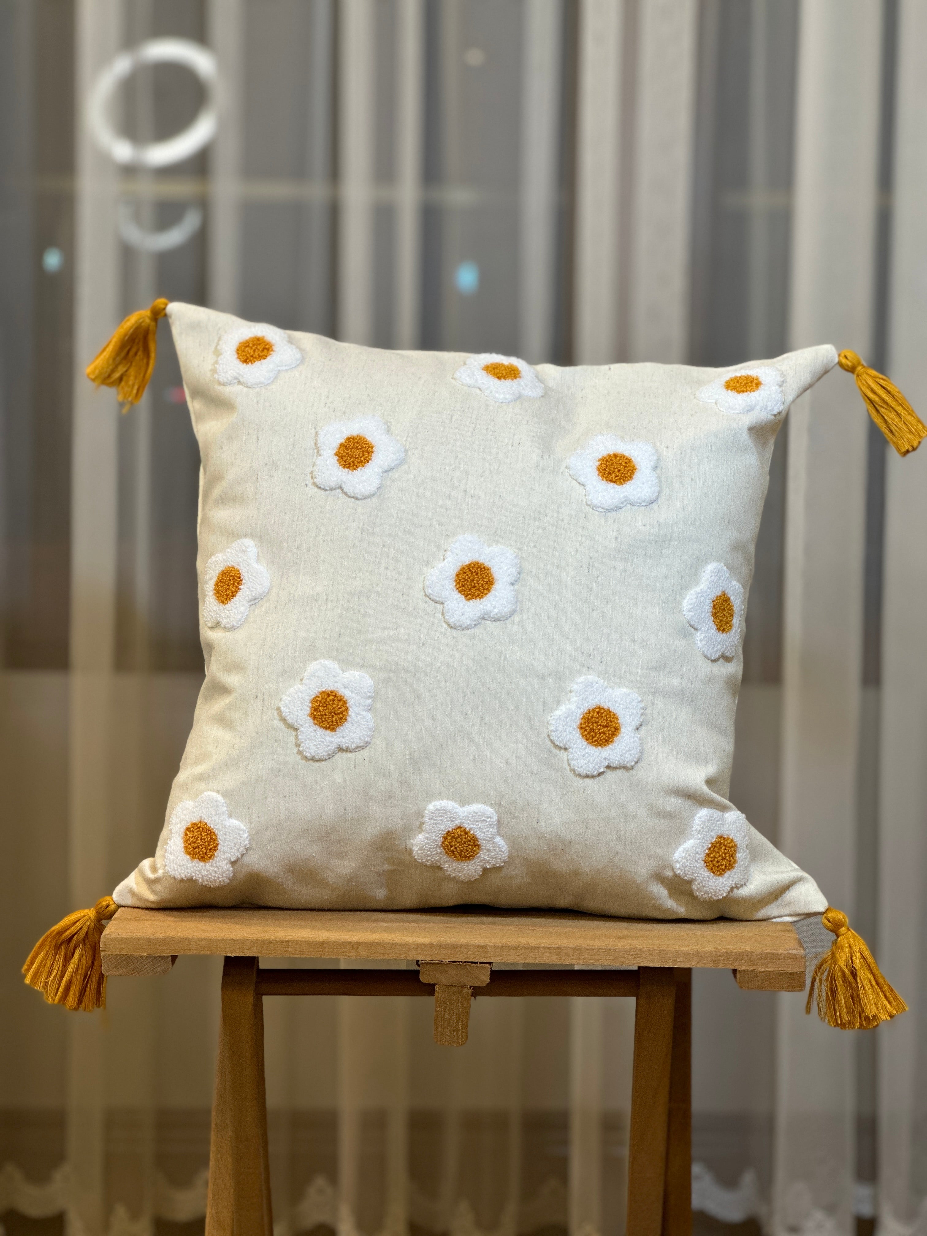 Bohem Tarzı Beyaz Zemin Üzerine Örgü/Düğüm Nakışlı Dekoratif Yastık