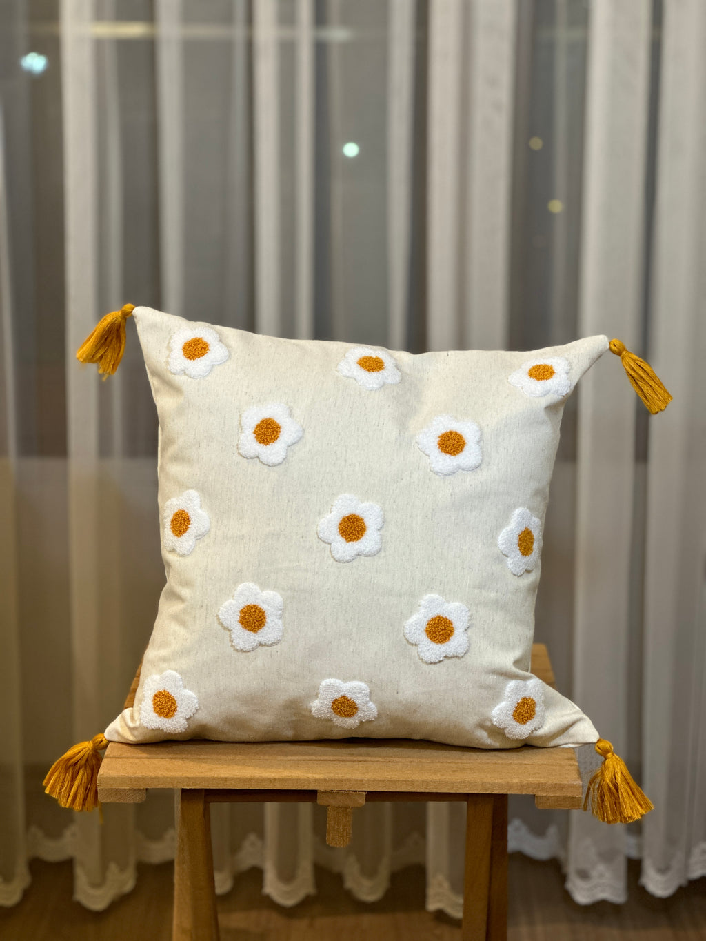 Bohem Tarzı Beyaz Zemin Üzerine Örgü/Düğüm Nakışlı Dekoratif Yastık