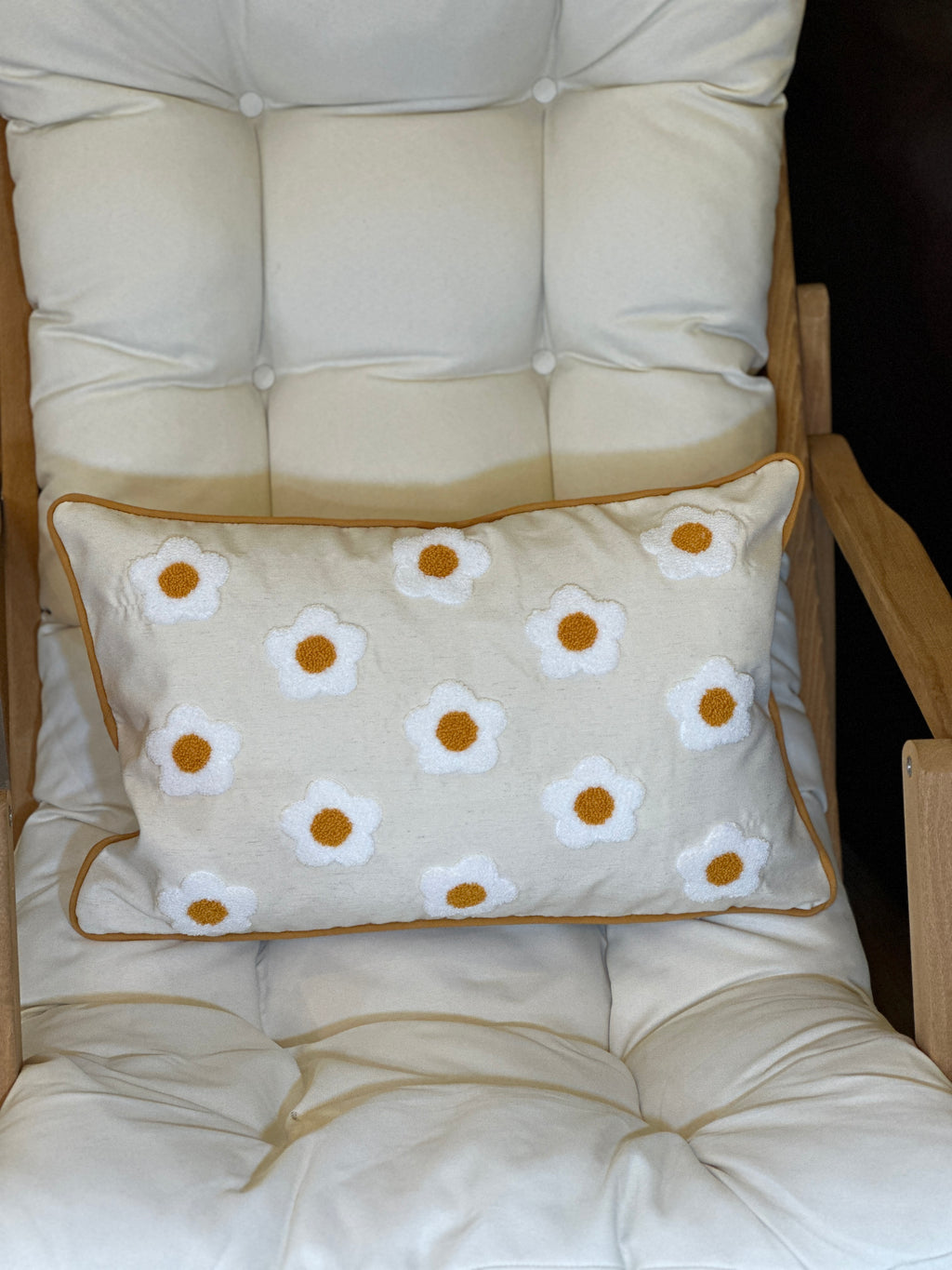 Bohem Tarzı Beyaz Zemin Üzerine Örgü/Düğüm Nakışlı Dekoratif Yastık