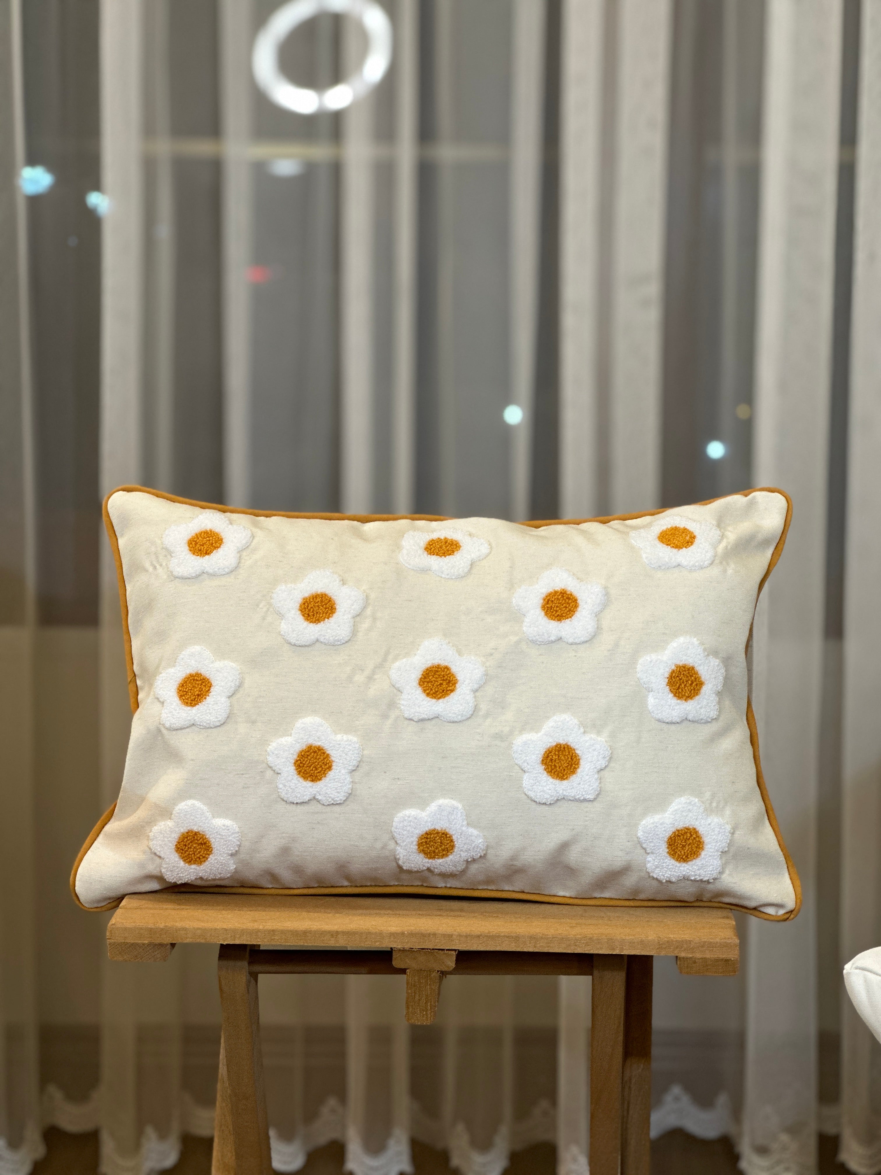 Bohem Tarzı Beyaz Zemin Üzerine Örgü/Düğüm Nakışlı Dekoratif Yastık