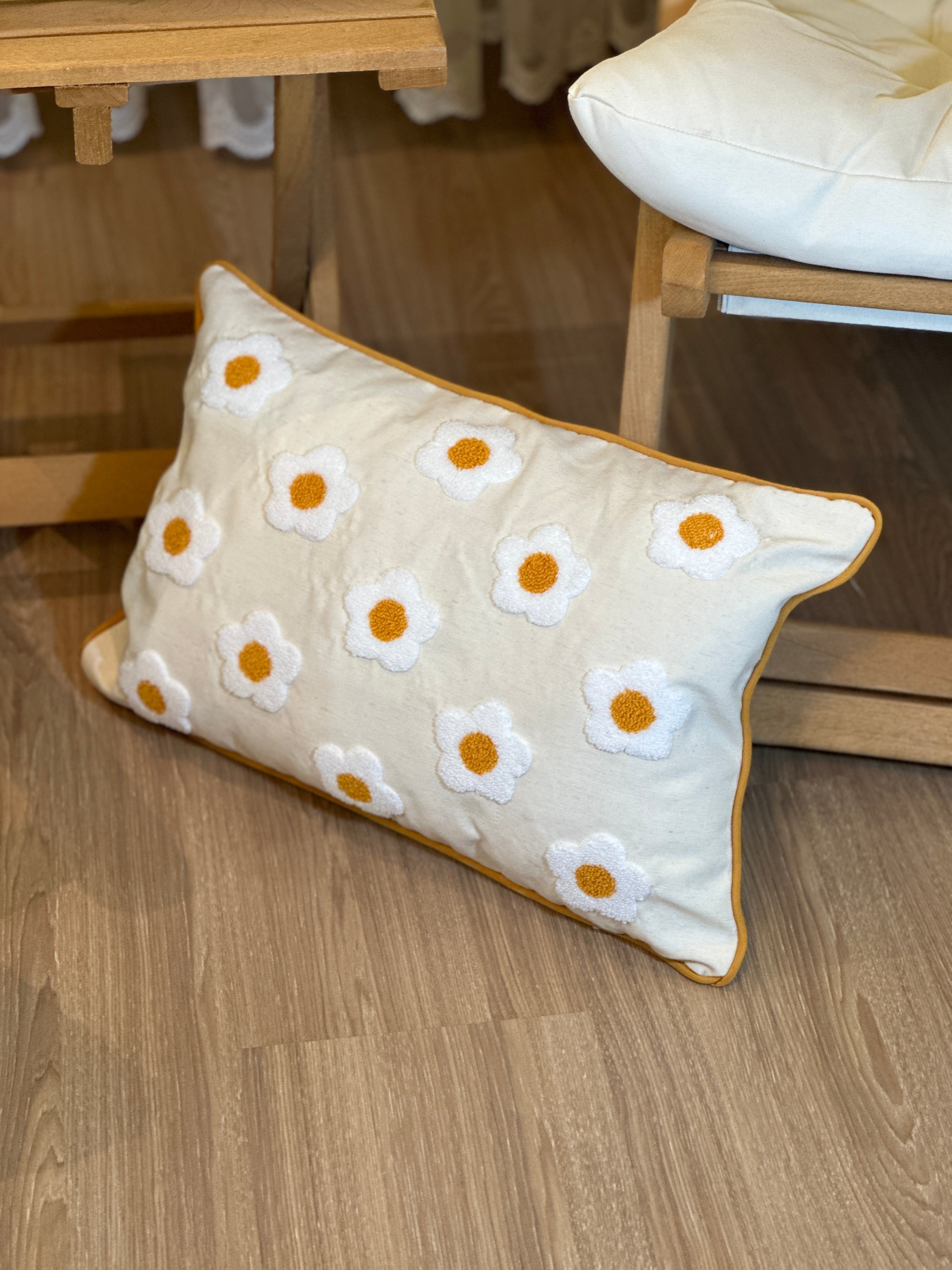 Bohem Tarzı Beyaz Zemin Üzerine Örgü/Düğüm Nakışlı Dekoratif Yastık