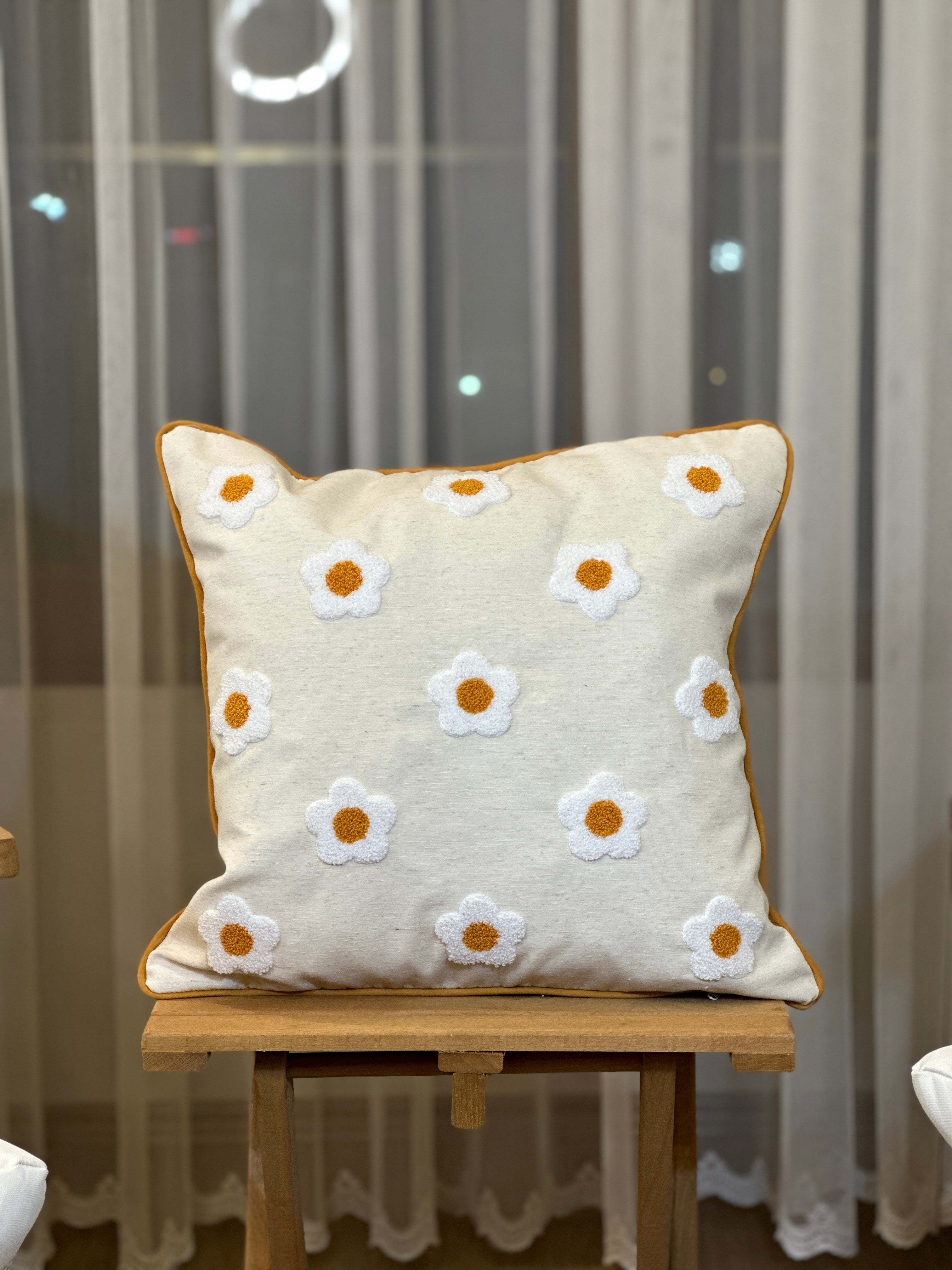 Bohem Tarzı Beyaz Zemin Üzerine Örgü/Düğüm Nakışlı Dekoratif Yastık