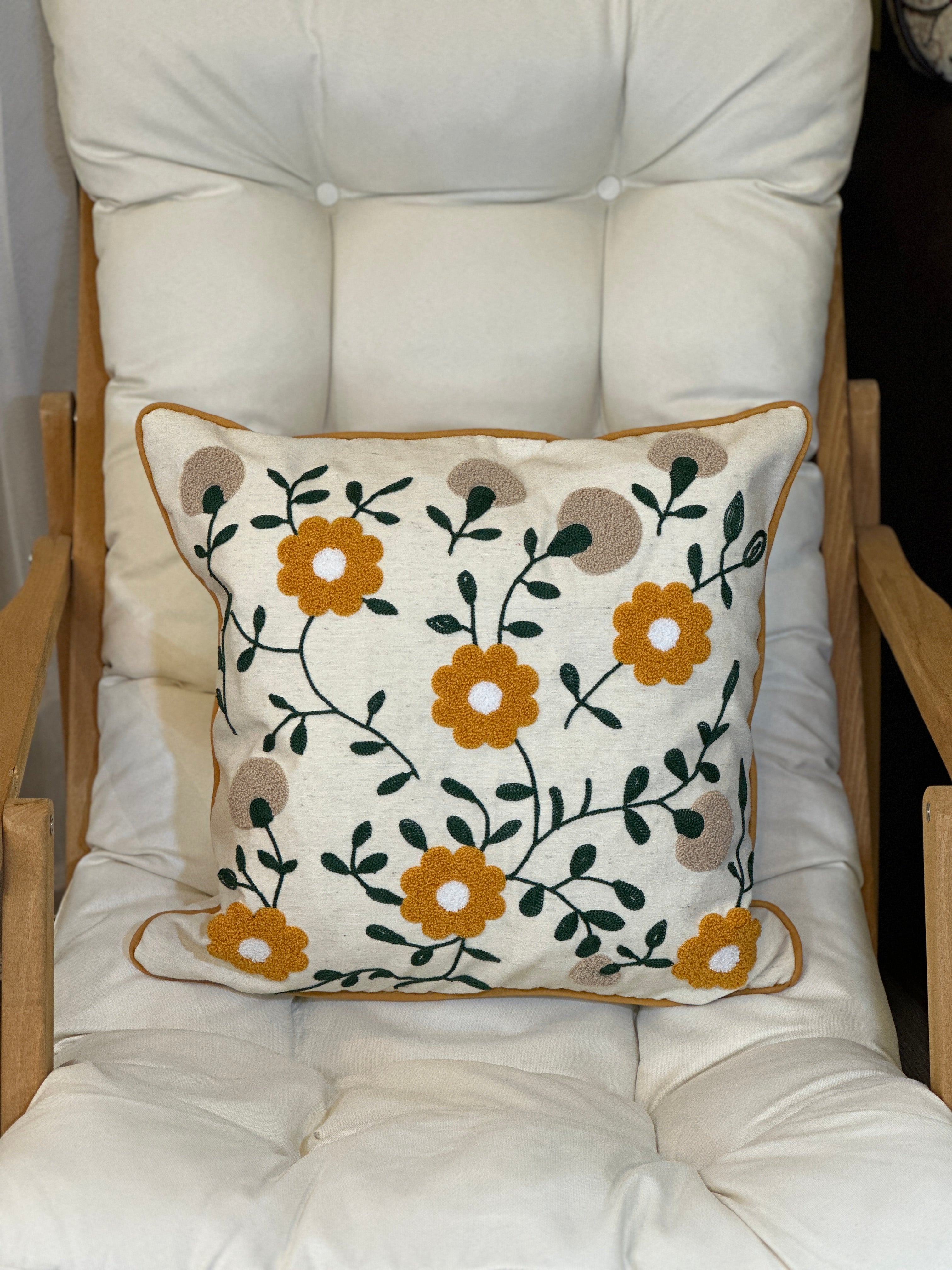 Bohem Tarzı Beyaz Zemin Üzerine Örgü/Düğüm Nakışlı Dekoratif Yastık