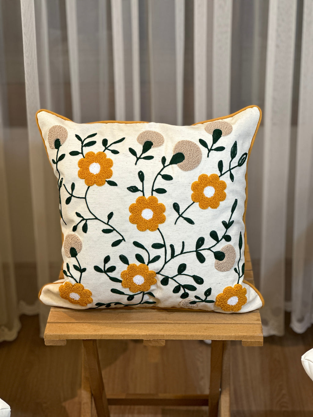 Bohem Tarzı Beyaz Zemin Üzerine Örgü/Düğüm Nakışlı Dekoratif Yastık